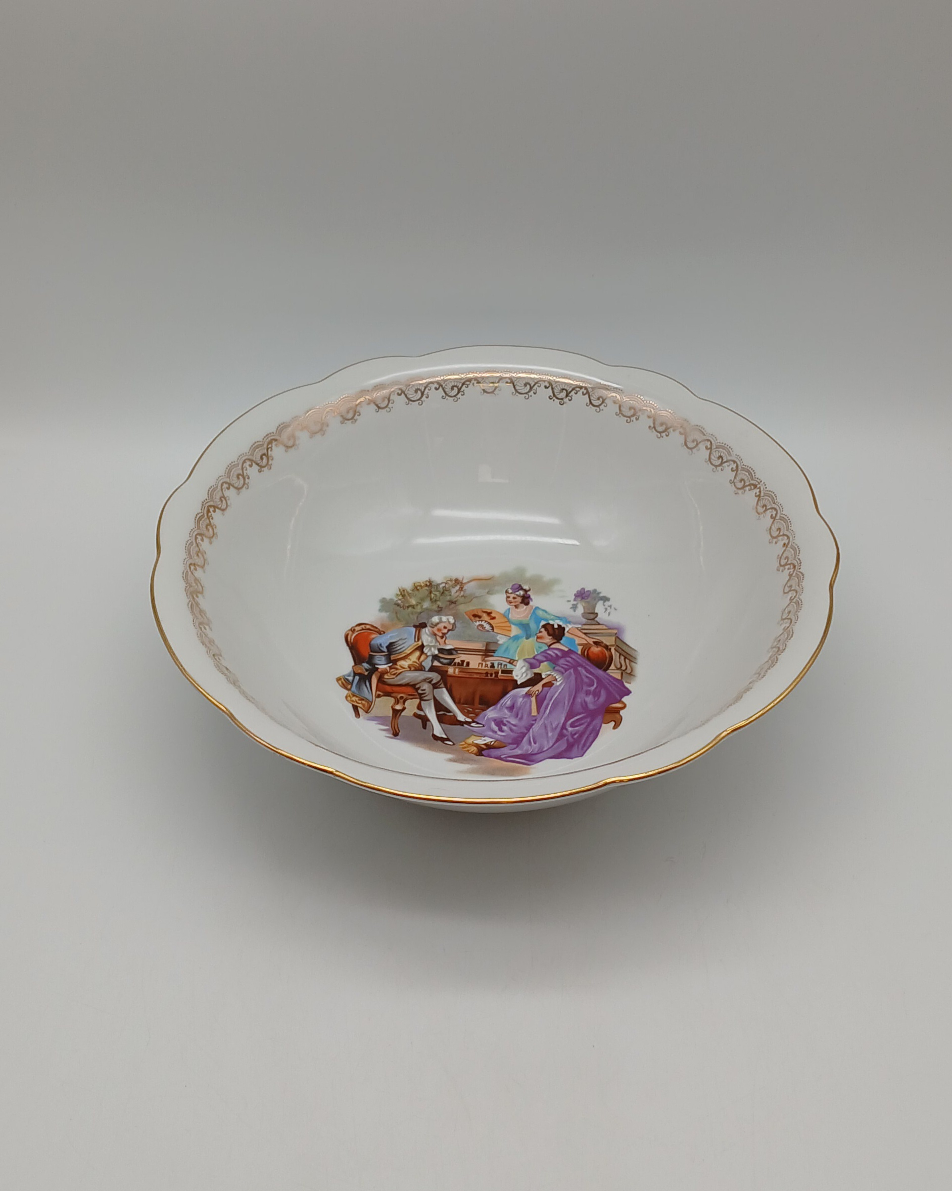 Voir photo 11 de Service en porcelaine du Berry - 5 assiettes et 1 saladier - Décor Scènes Galantes style Fragonard - 6 pièces Service en porcelaine du Berry - 5 assiettes et 1 saladier - Décor Scènes Galantes style Fragonard - 6 pièces Très bon état reconditionné photo 11