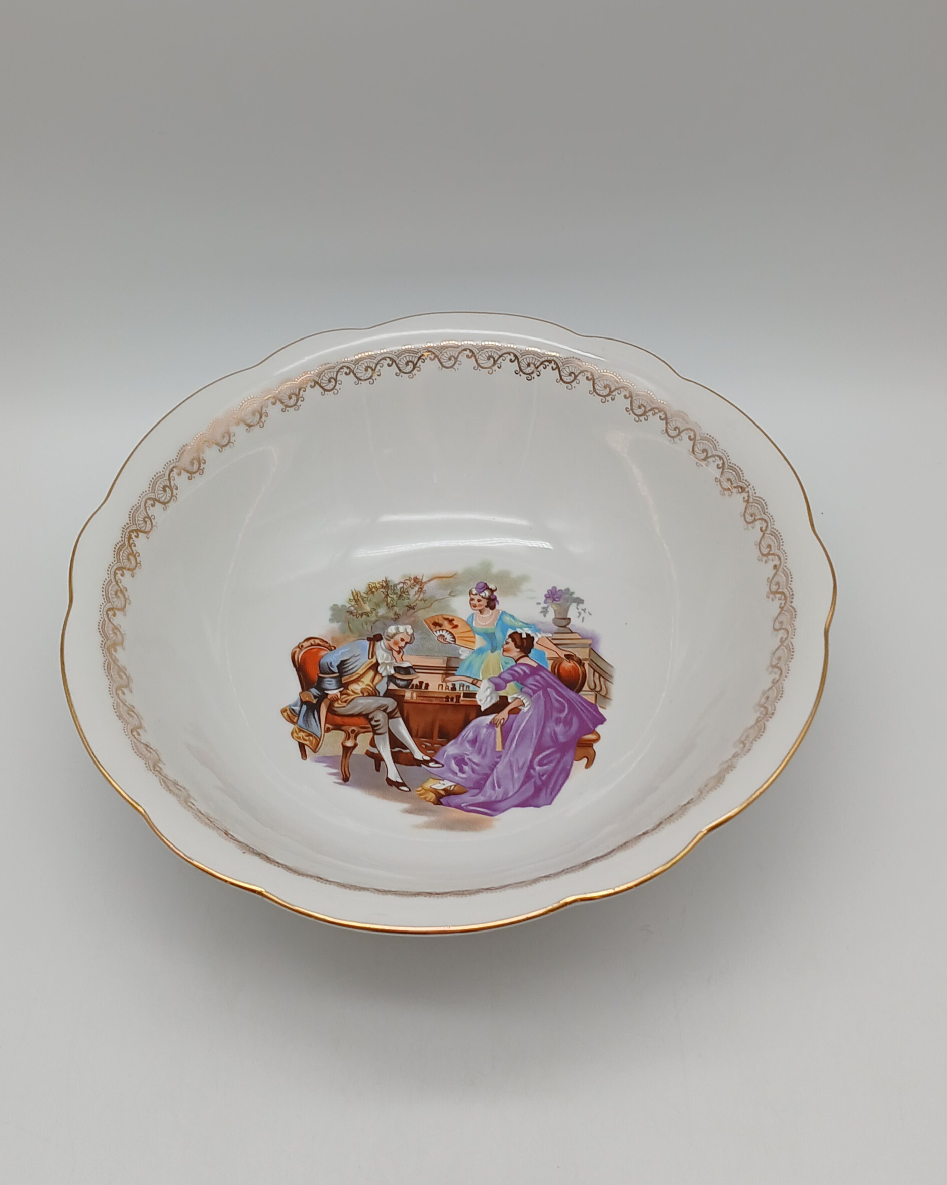 Voir photo 12 de Service en porcelaine du Berry - 5 assiettes et 1 saladier - Décor Scènes Galantes style Fragonard - 6 pièces Service en porcelaine du Berry - 5 assiettes et 1 saladier - Décor Scènes Galantes style Fragonard - 6 pièces Très bon état reconditionné photo 12