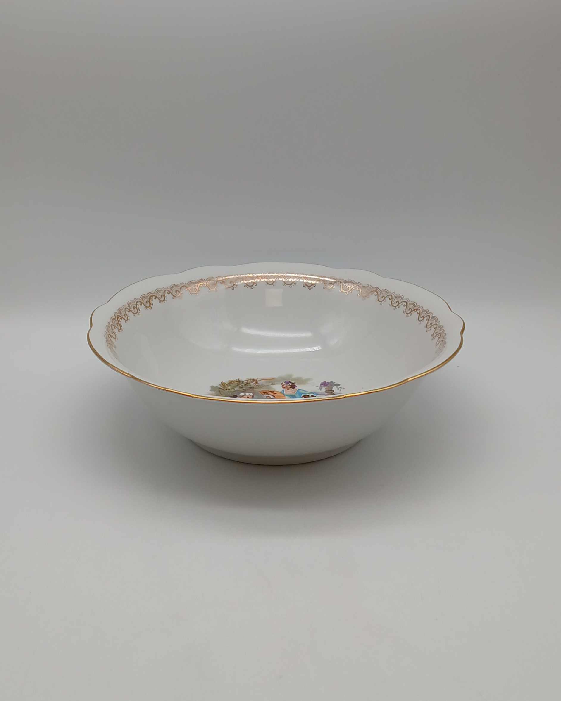 Voir photo 13 de Service en porcelaine du Berry - 5 assiettes et 1 saladier - Décor Scènes Galantes style Fragonard - 6 pièces Service en porcelaine du Berry - 5 assiettes et 1 saladier - Décor Scènes Galantes style Fragonard - 6 pièces Très bon état reconditionné photo 13