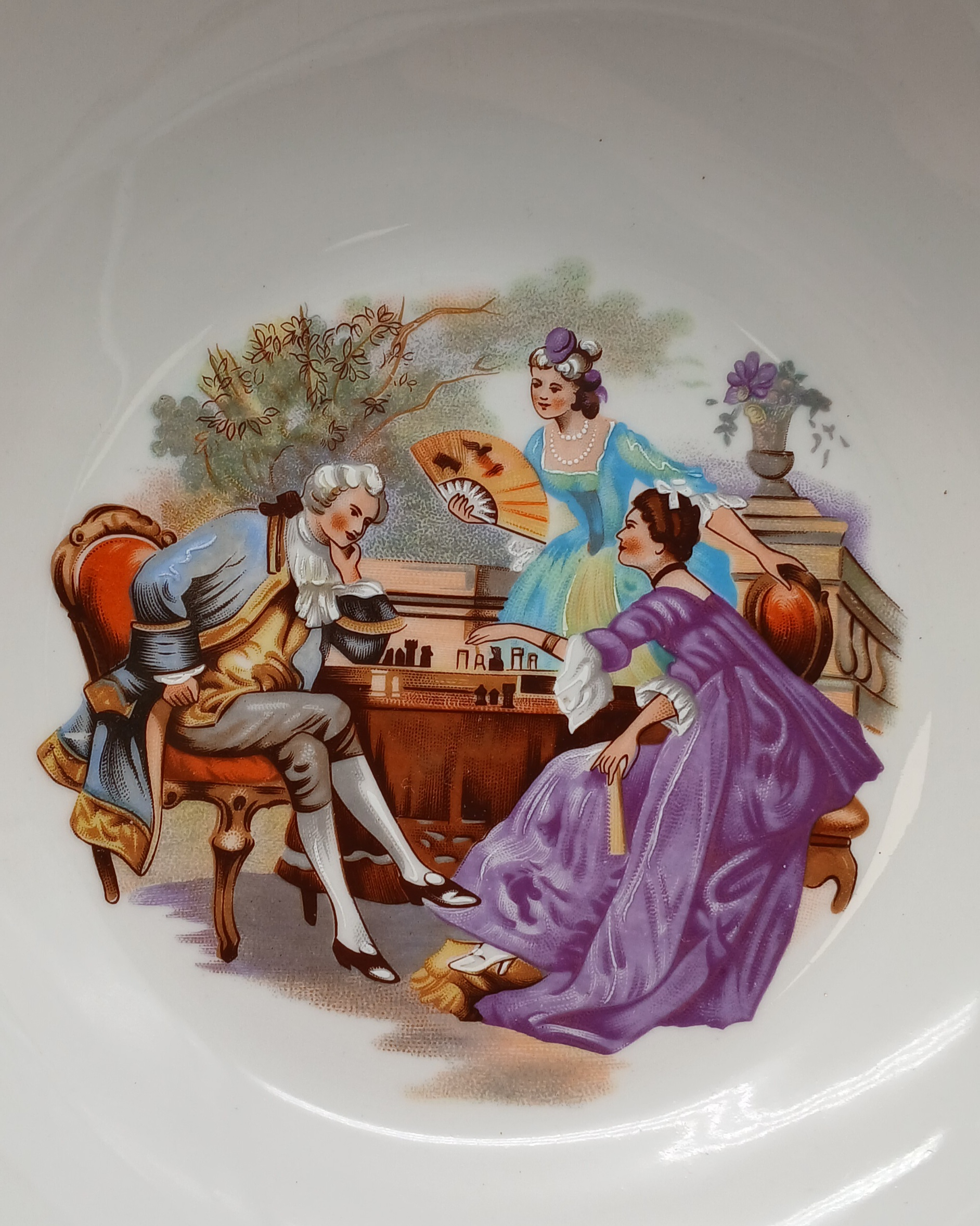 Voir photo 14 de Service en porcelaine du Berry - 5 assiettes et 1 saladier - Décor Scènes Galantes style Fragonard - 6 pièces Service en porcelaine du Berry - 5 assiettes et 1 saladier - Décor Scènes Galantes style Fragonard - 6 pièces Très bon état reconditionné photo 14