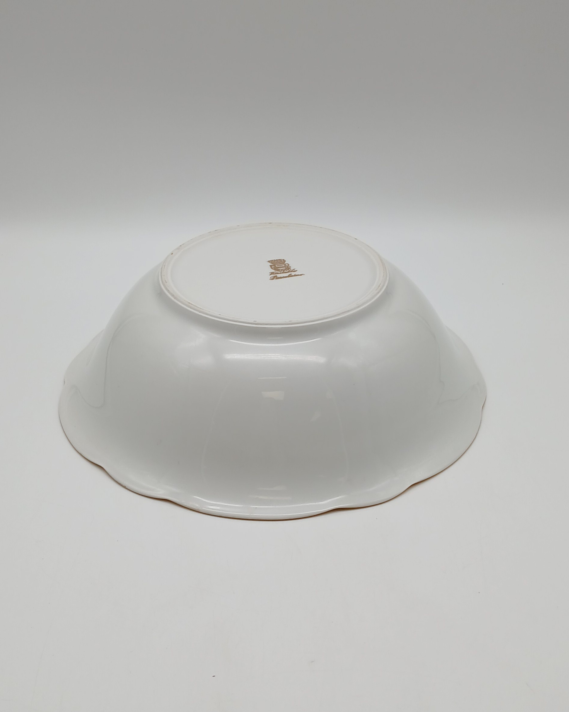 Voir photo 15 de Service en porcelaine du Berry - 5 assiettes et 1 saladier - Décor Scènes Galantes style Fragonard - 6 pièces Service en porcelaine du Berry - 5 assiettes et 1 saladier - Décor Scènes Galantes style Fragonard - 6 pièces Très bon état reconditionné photo 15
