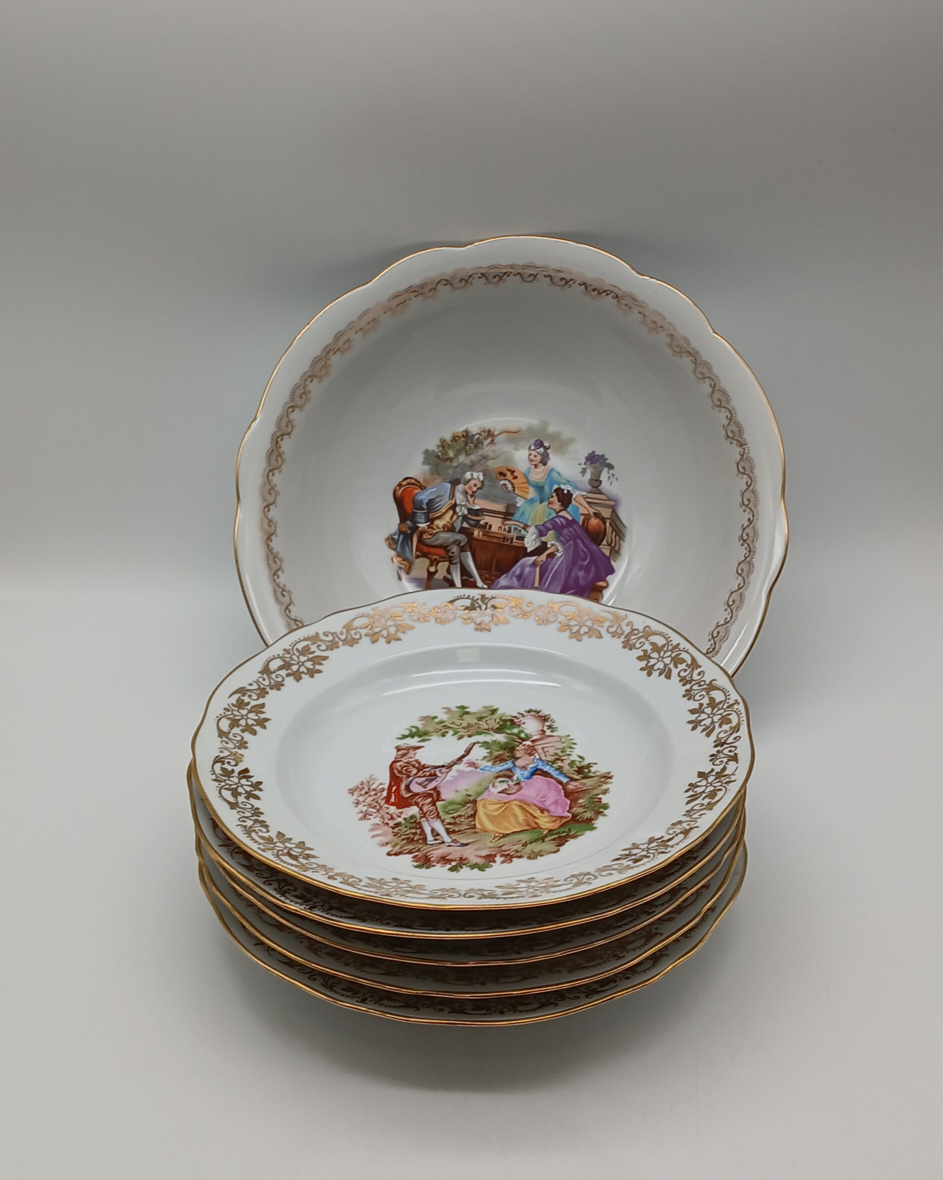 Voir photo 2 de Service en porcelaine du Berry - 5 assiettes et 1 saladier - Décor Scènes Galantes style Fragonard - 6 pièces Service en porcelaine du Berry - 5 assiettes et 1 saladier - Décor Scènes Galantes style Fragonard - 6 pièces Très bon état reconditionné photo 2