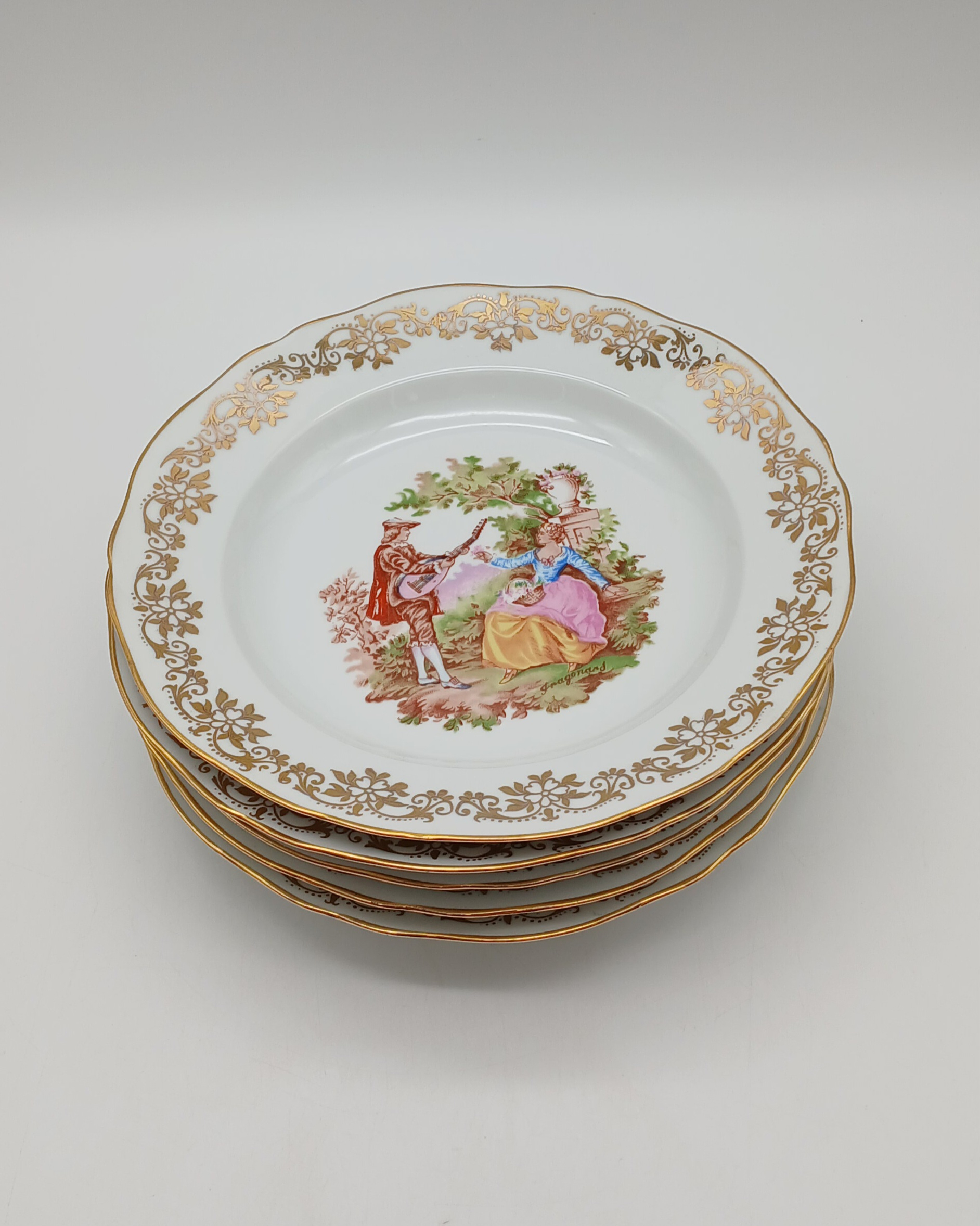 Voir photo 3 de Service en porcelaine du Berry - 5 assiettes et 1 saladier - Décor Scènes Galantes style Fragonard - 6 pièces Service en porcelaine du Berry - 5 assiettes et 1 saladier - Décor Scènes Galantes style Fragonard - 6 pièces Très bon état reconditionné photo 3