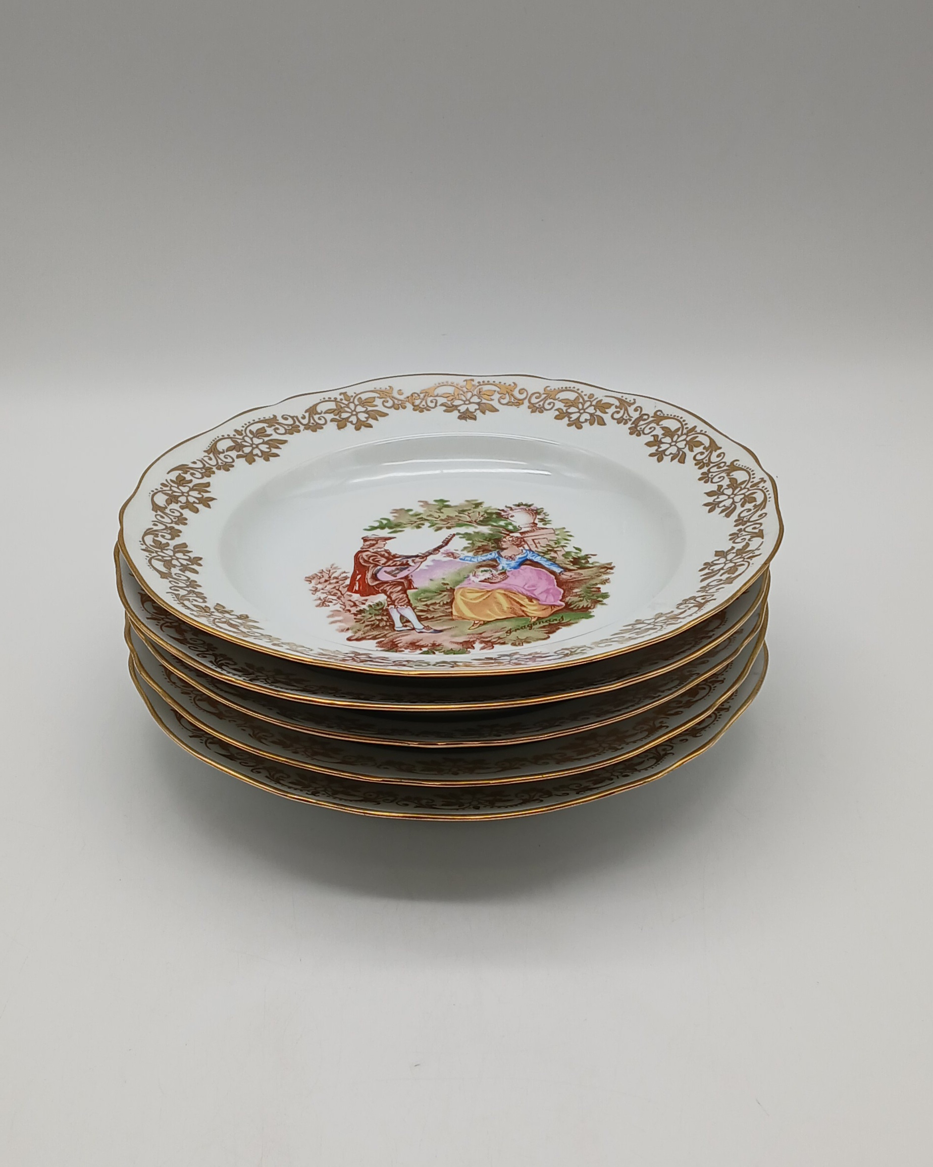 Voir photo 4 de Service en porcelaine du Berry - 5 assiettes et 1 saladier - Décor Scènes Galantes style Fragonard - 6 pièces Service en porcelaine du Berry - 5 assiettes et 1 saladier - Décor Scènes Galantes style Fragonard - 6 pièces Très bon état reconditionné photo 4
