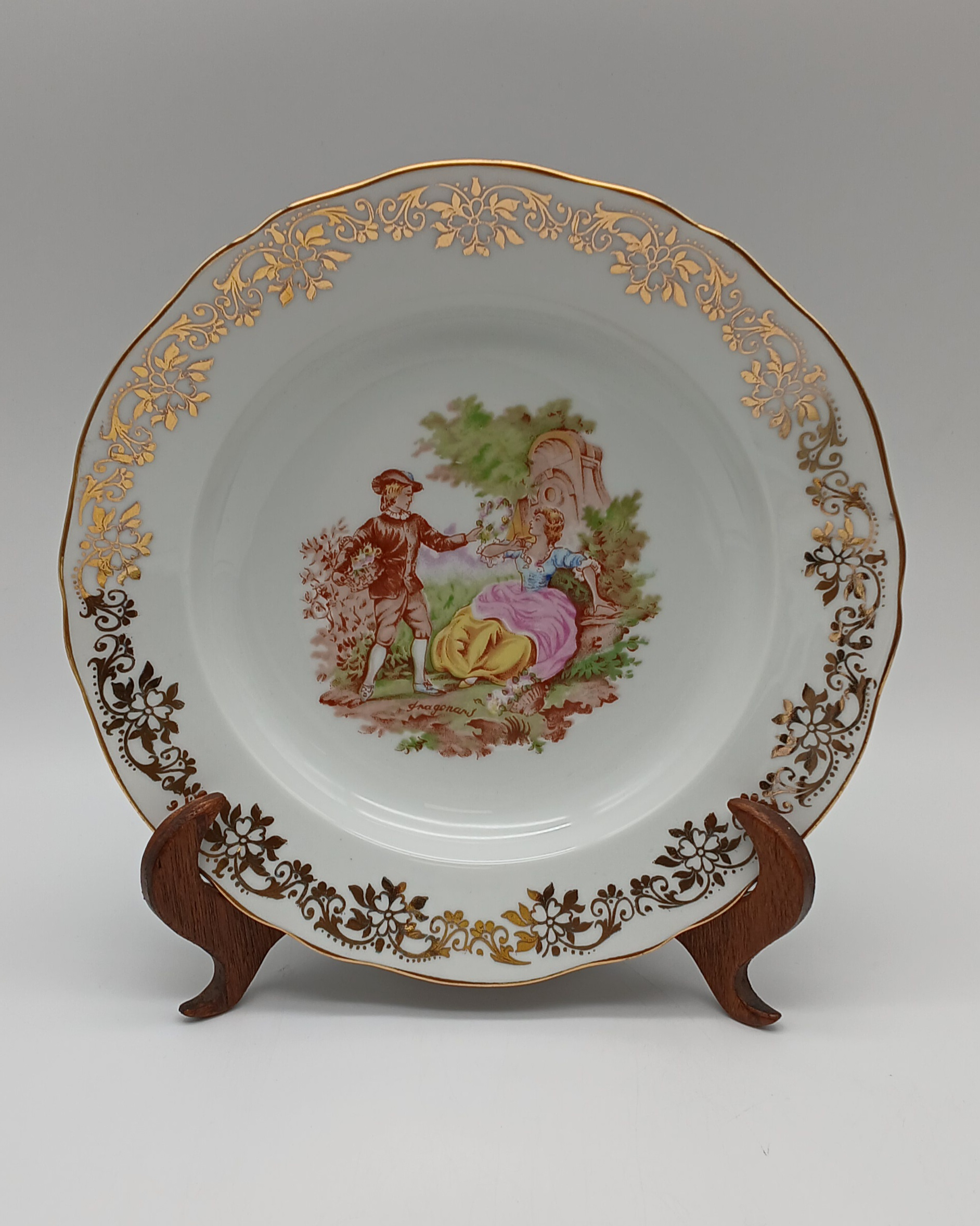 Voir photo 5 de Service en porcelaine du Berry - 5 assiettes et 1 saladier - Décor Scènes Galantes style Fragonard - 6 pièces Service en porcelaine du Berry - 5 assiettes et 1 saladier - Décor Scènes Galantes style Fragonard - 6 pièces Très bon état reconditionné photo 5