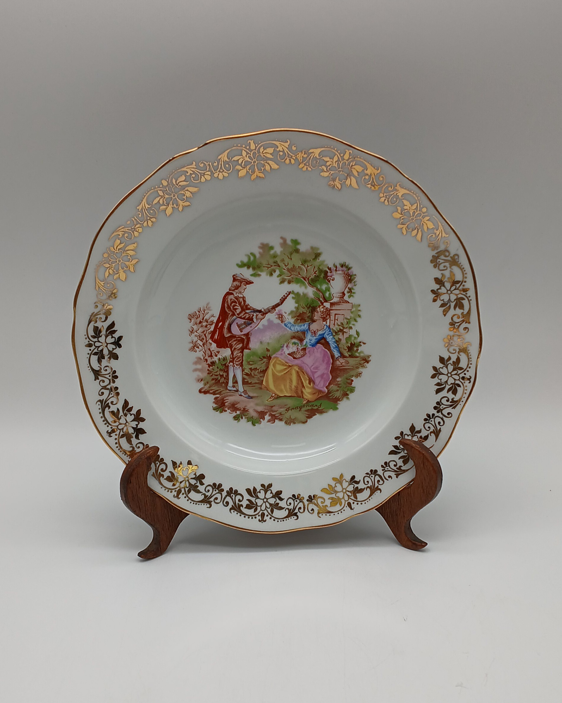 Voir photo 6 de Service en porcelaine du Berry - 5 assiettes et 1 saladier - Décor Scènes Galantes style Fragonard - 6 pièces Service en porcelaine du Berry - 5 assiettes et 1 saladier - Décor Scènes Galantes style Fragonard - 6 pièces Très bon état reconditionné photo 6