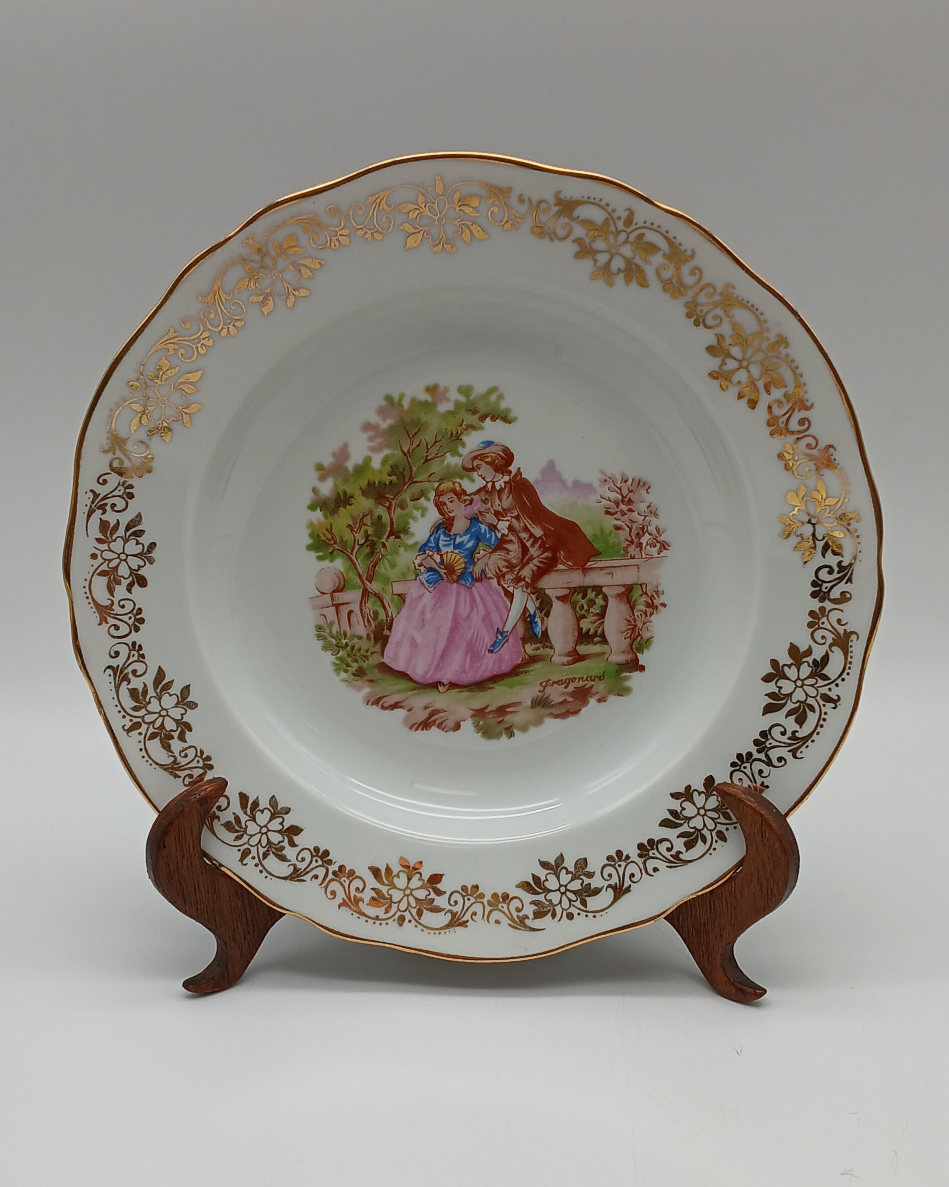 Voir photo 7 de Service en porcelaine du Berry - 5 assiettes et 1 saladier - Décor Scènes Galantes style Fragonard - 6 pièces Service en porcelaine du Berry - 5 assiettes et 1 saladier - Décor Scènes Galantes style Fragonard - 6 pièces Très bon état reconditionné photo 7