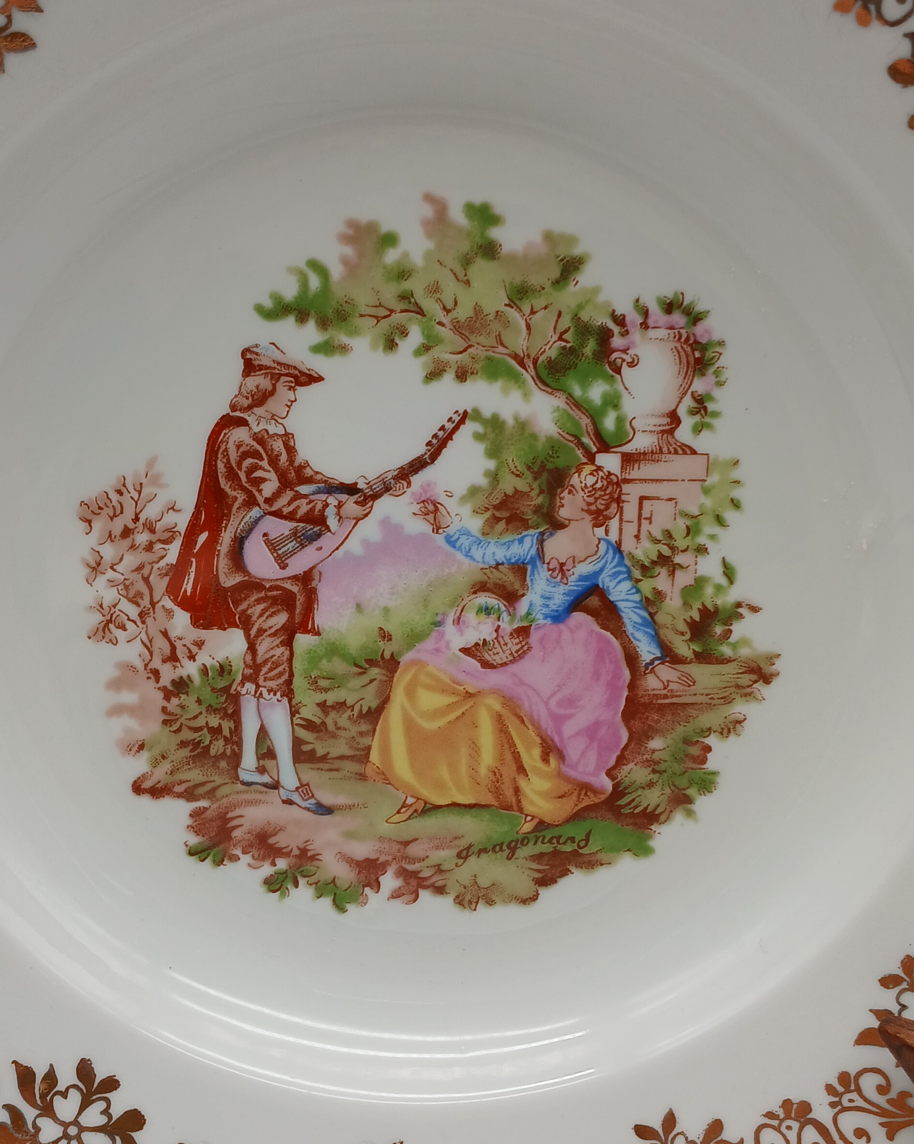 Voir photo 8 de Service en porcelaine du Berry - 5 assiettes et 1 saladier - Décor Scènes Galantes style Fragonard - 6 pièces Service en porcelaine du Berry - 5 assiettes et 1 saladier - Décor Scènes Galantes style Fragonard - 6 pièces Très bon état reconditionné photo 8