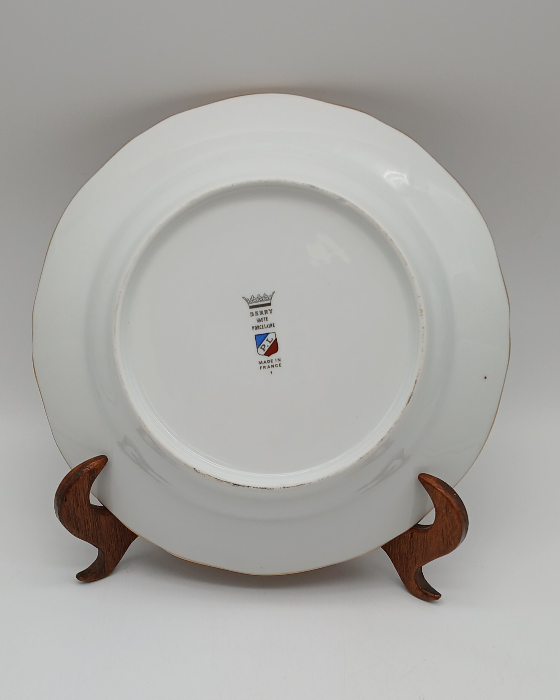 Voir photo 9 de Service en porcelaine du Berry - 5 assiettes et 1 saladier - Décor Scènes Galantes style Fragonard - 6 pièces Service en porcelaine du Berry - 5 assiettes et 1 saladier - Décor Scènes Galantes style Fragonard - 6 pièces Très bon état reconditionné photo 9
