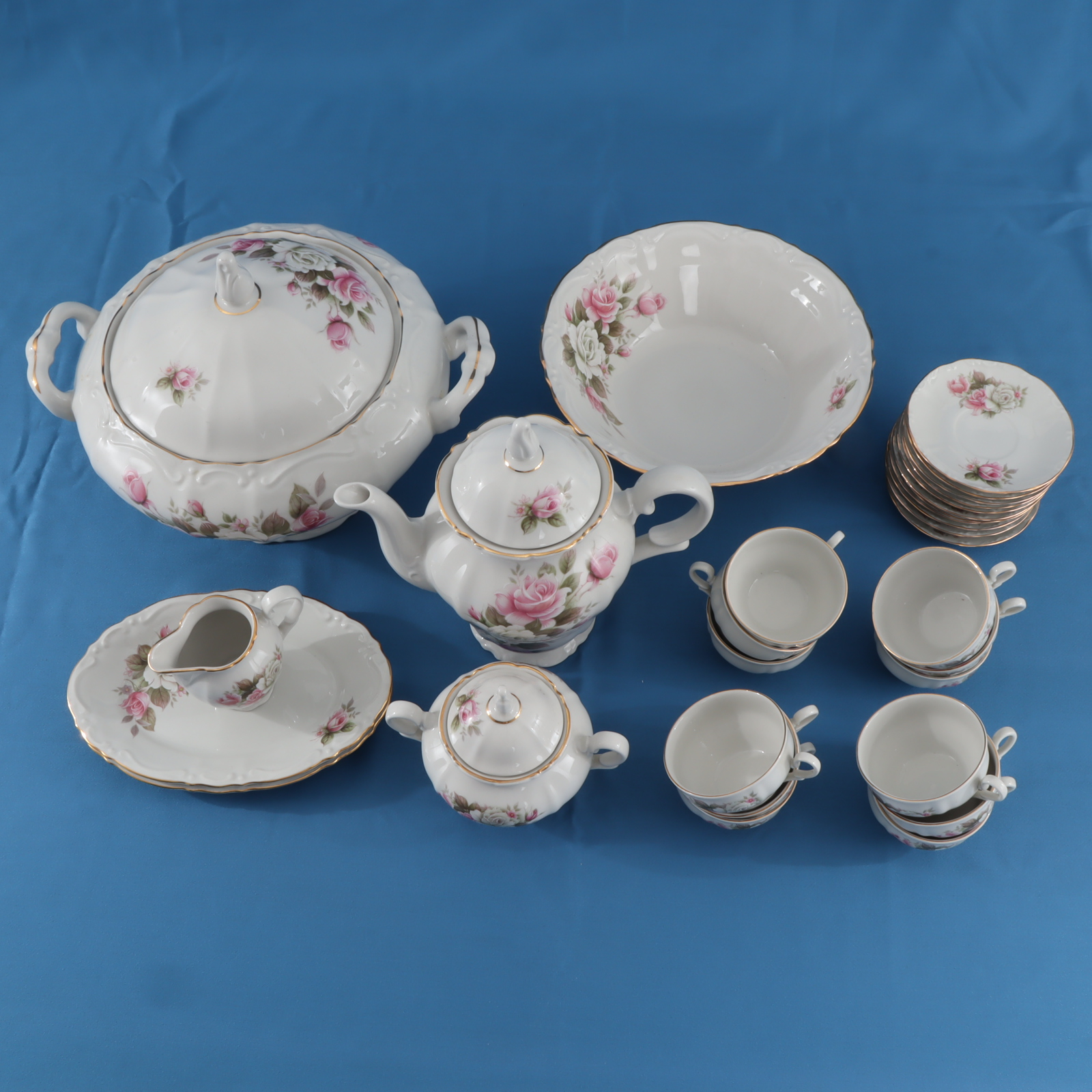Voir photo 2 de Service floral rose et blanc - 27 pièces - Manufacture porcelaine Royal Service floral rose et blanc - 27 pièces - Manufacture porcelaine Royal Très bon état reconditionné photo 2