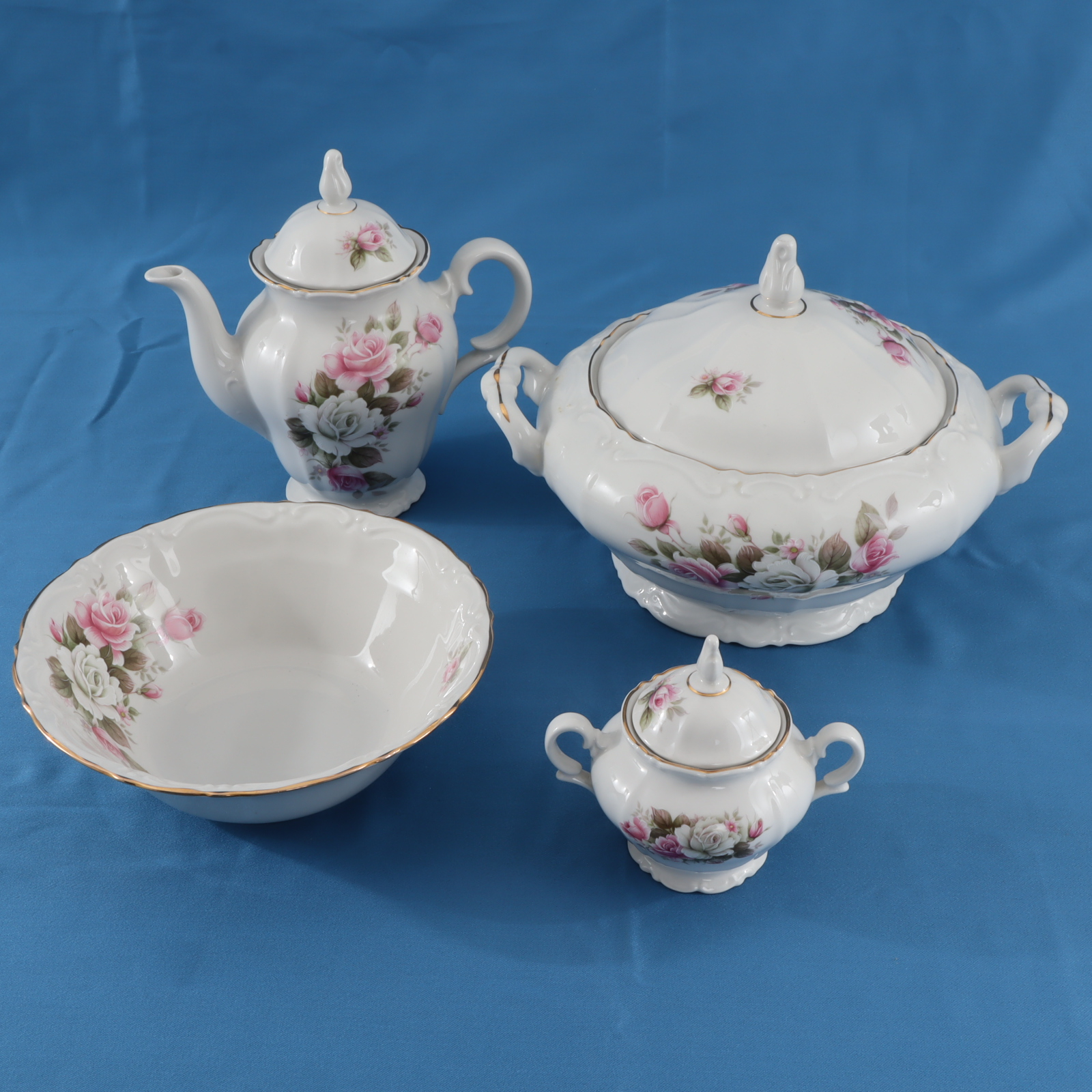 Voir photo 3 de Service floral rose et blanc - 27 pièces - Manufacture porcelaine Royal Service floral rose et blanc - 27 pièces - Manufacture porcelaine Royal Très bon état reconditionné photo 3