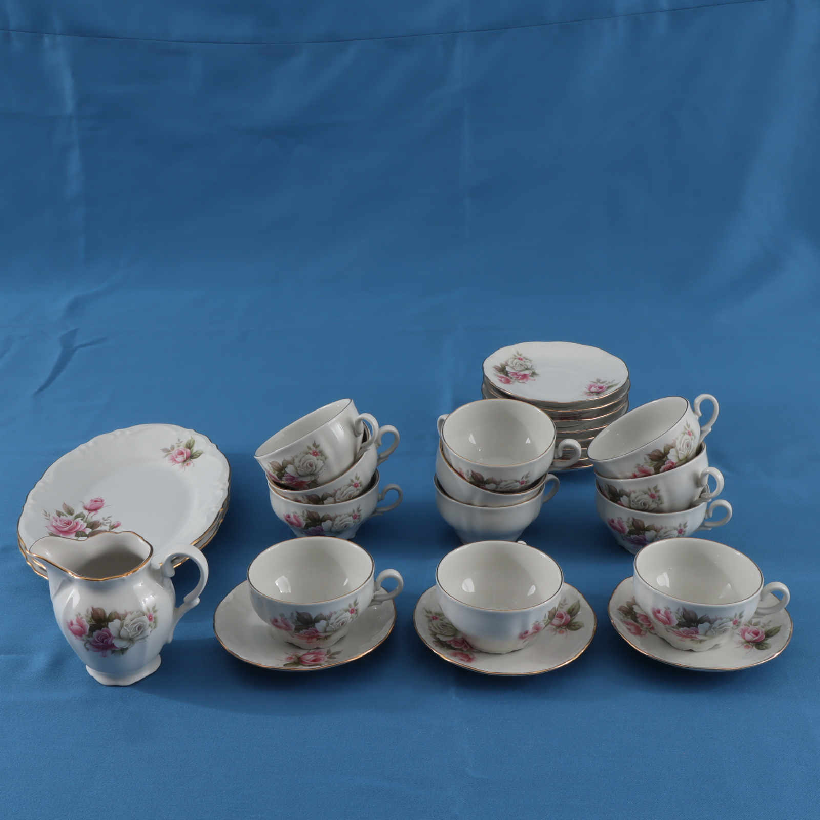 Voir photo 4 de Service floral rose et blanc - 27 pièces - Manufacture porcelaine Royal Service floral rose et blanc - 27 pièces - Manufacture porcelaine Royal Très bon état reconditionné photo 4