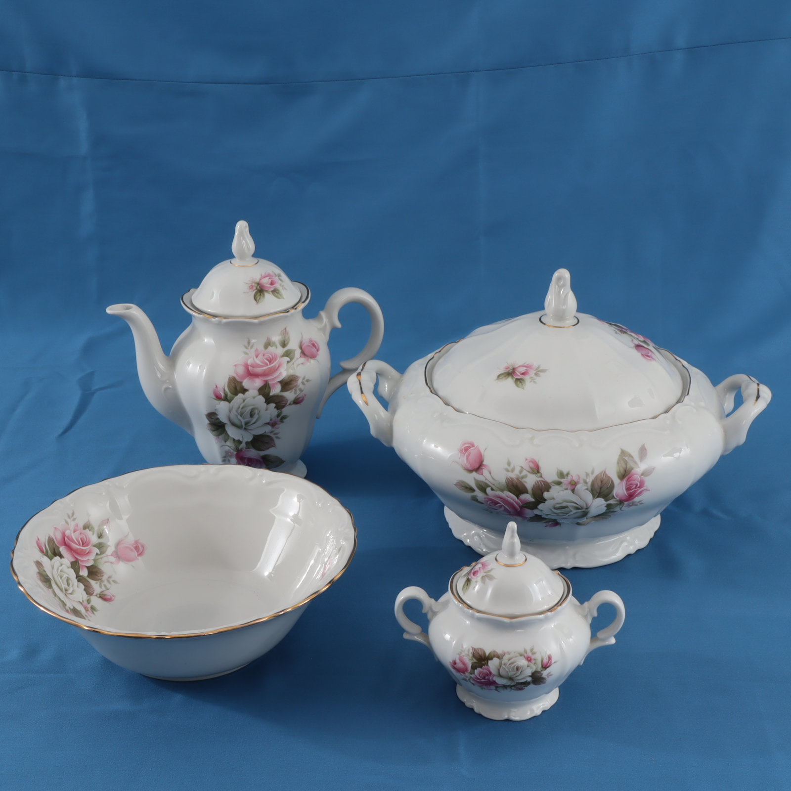 Voir photo 5 de Service floral rose et blanc - 27 pièces - Manufacture porcelaine Royal Service floral rose et blanc - 27 pièces - Manufacture porcelaine Royal Très bon état reconditionné photo 5