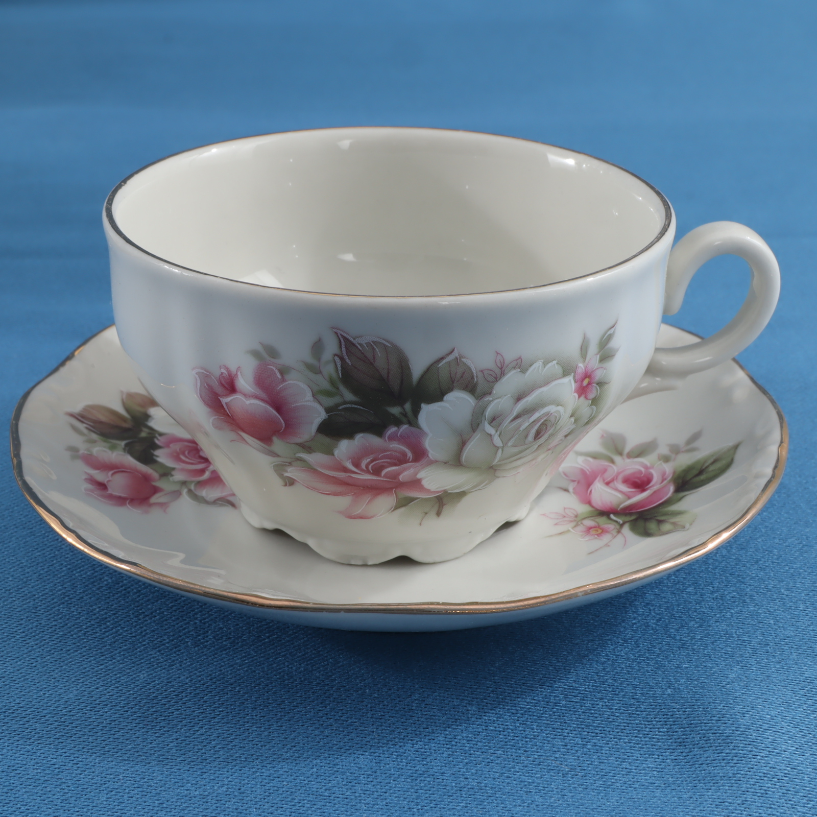 Voir photo 8 de Service floral rose et blanc - 27 pièces - Manufacture porcelaine Royal Service floral rose et blanc - 27 pièces - Manufacture porcelaine Royal Très bon état reconditionné photo 8