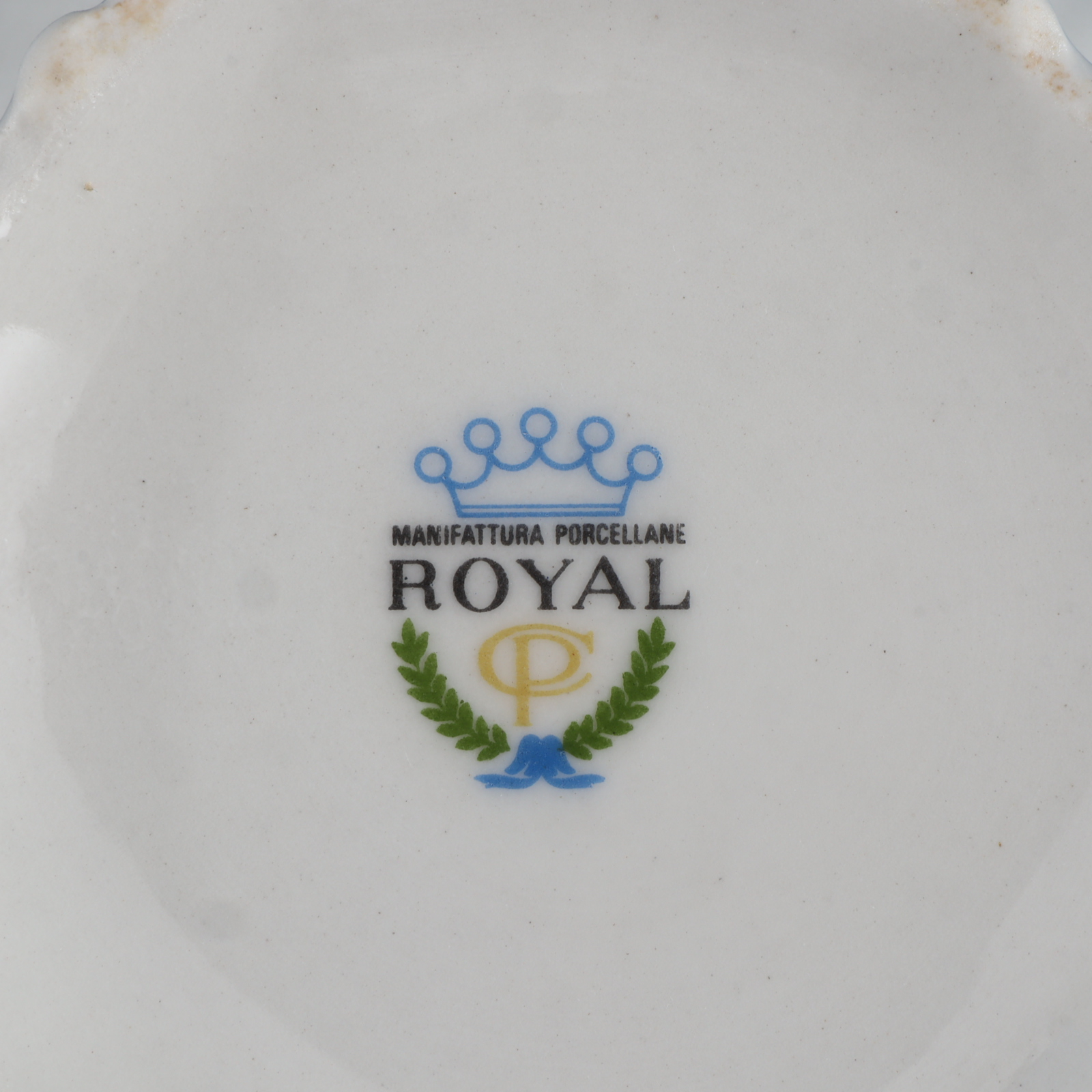 Voir photo 9 de Service floral rose et blanc - 27 pièces - Manufacture porcelaine Royal Service floral rose et blanc - 27 pièces - Manufacture porcelaine Royal Très bon état reconditionné photo 9