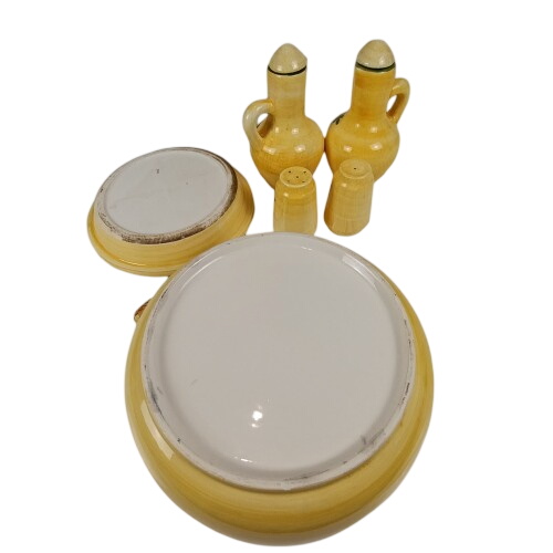 Acheter Service qui comporte : Un saladier de 22 Cm Un huilier de 17(H) Un vinaigré de 17(H) Une salière de 7(H) Une poivrière 7(H) et 1 Petite assiette de 18 Cm creuse avec motifs Bon état - 10,00 € Service qui comporte : Un saladier de 22 Cm Un huilier de 17(H) Un vinaigré de 17(H) Une salière de 7(H) Une poivrière 7(H) et 1 Petite assiette de 18 Cm creuse avec motifs Bon état reconditionné disponible sur Label Emmaüs
