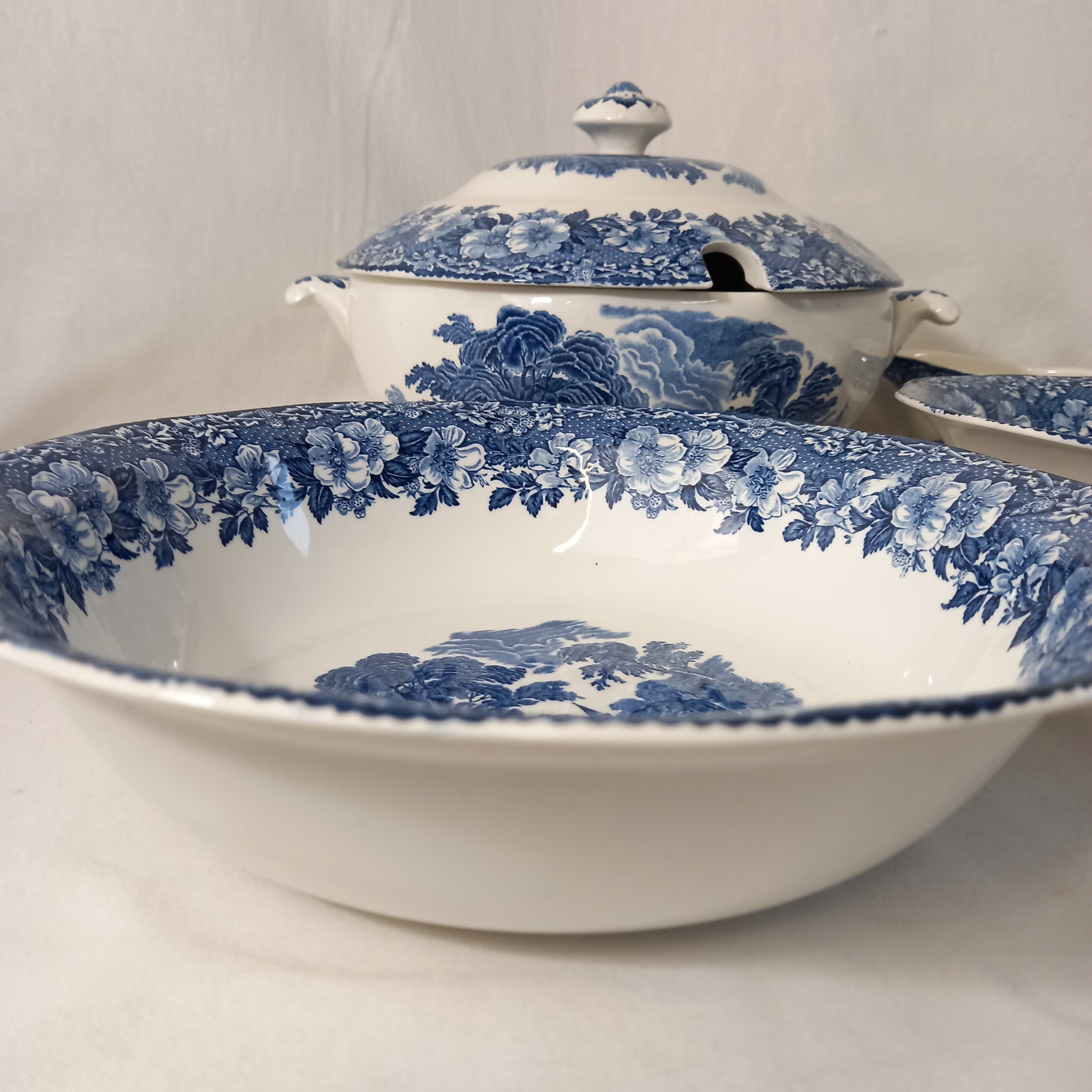 Voir photo 11 de Service VINTAGE en faience anglaise (une soupière, une saucière, un saladier et un plat), de la manufacture Enoch Wedgwood (Tunstall) Ltd, modèles "Woodland" Service VINTAGE en faience anglaise (une soupière, une saucière, un saladier et un plat), de la manufacture Enoch Wedgwood (Tunstall) Ltd, modèles "Woodland" Très bon état reconditionné photo 11
