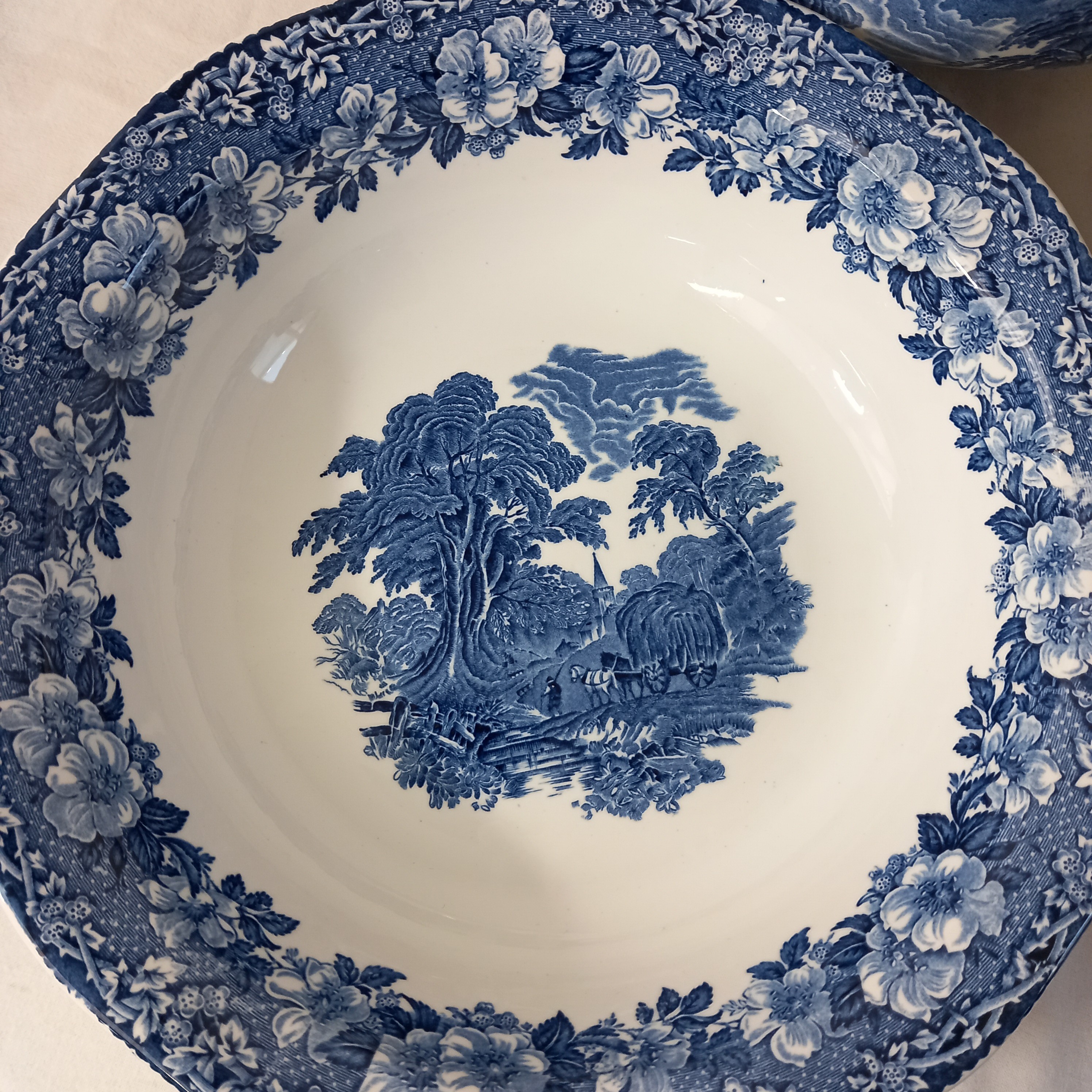 Voir photo 12 de Service VINTAGE en faience anglaise (une soupière, une saucière, un saladier et un plat), de la manufacture Enoch Wedgwood (Tunstall) Ltd, modèles "Woodland" Service VINTAGE en faience anglaise (une soupière, une saucière, un saladier et un plat), de la manufacture Enoch Wedgwood (Tunstall) Ltd, modèles "Woodland" Très bon état reconditionné photo 12