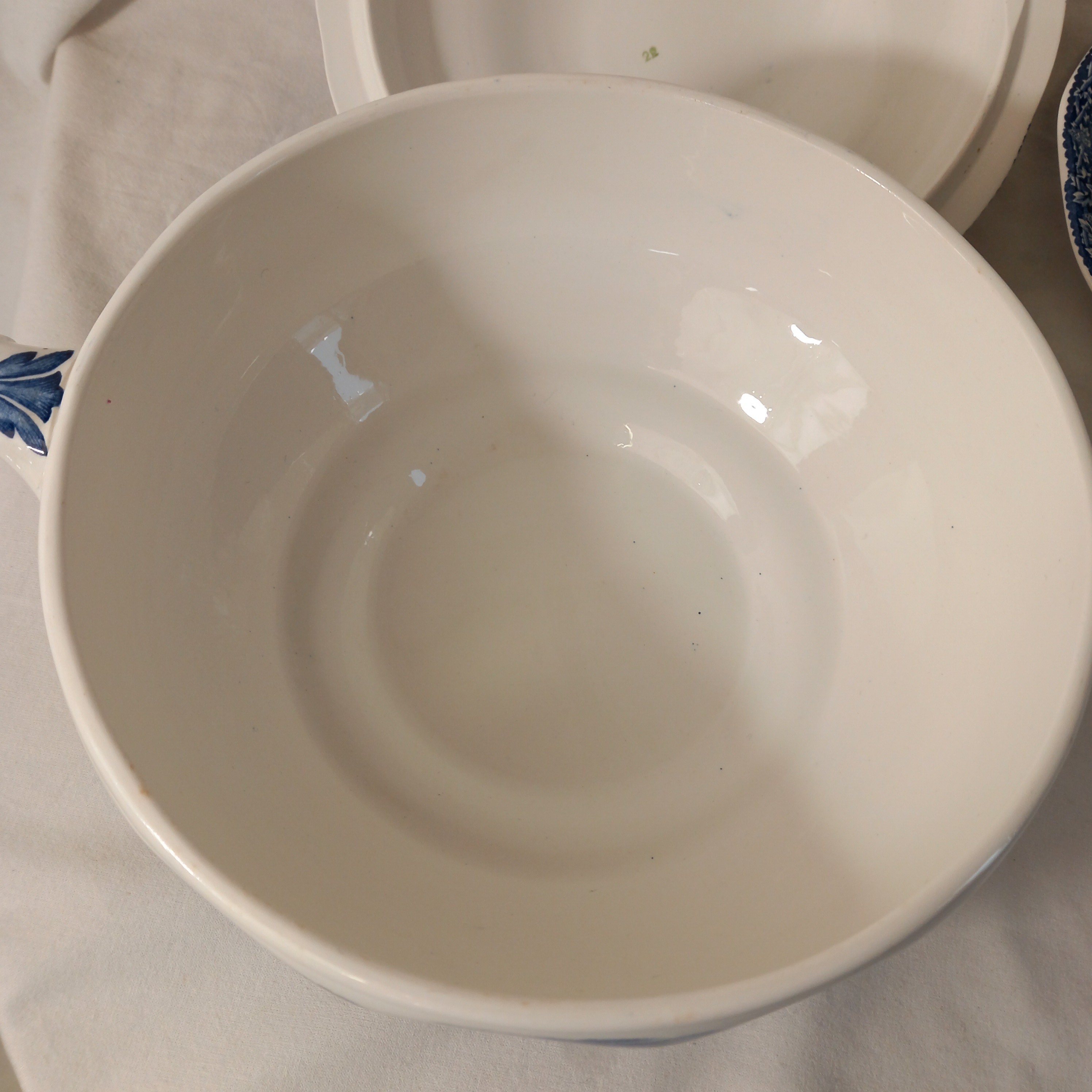 Voir photo 16 de Service VINTAGE en faience anglaise (une soupière, une saucière, un saladier et un plat), de la manufacture Enoch Wedgwood (Tunstall) Ltd, modèles "Woodland" Service VINTAGE en faience anglaise (une soupière, une saucière, un saladier et un plat), de la manufacture Enoch Wedgwood (Tunstall) Ltd, modèles "Woodland" Très bon état reconditionné photo 16