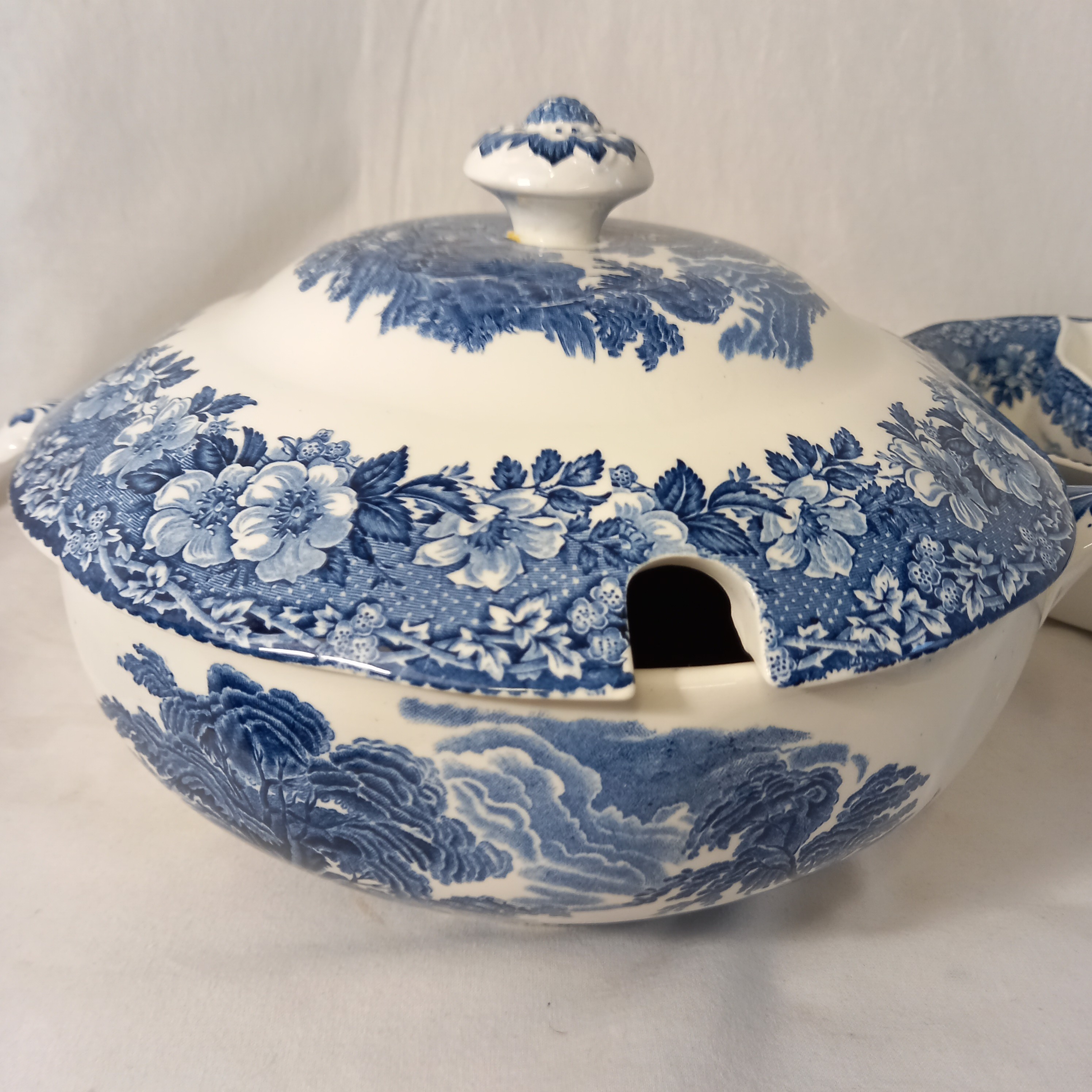 Voir photo 2 de Service VINTAGE en faience anglaise (une soupière, une saucière, un saladier et un plat), de la manufacture Enoch Wedgwood (Tunstall) Ltd, modèles "Woodland" Service VINTAGE en faience anglaise (une soupière, une saucière, un saladier et un plat), de la manufacture Enoch Wedgwood (Tunstall) Ltd, modèles "Woodland" Très bon état reconditionné photo 2