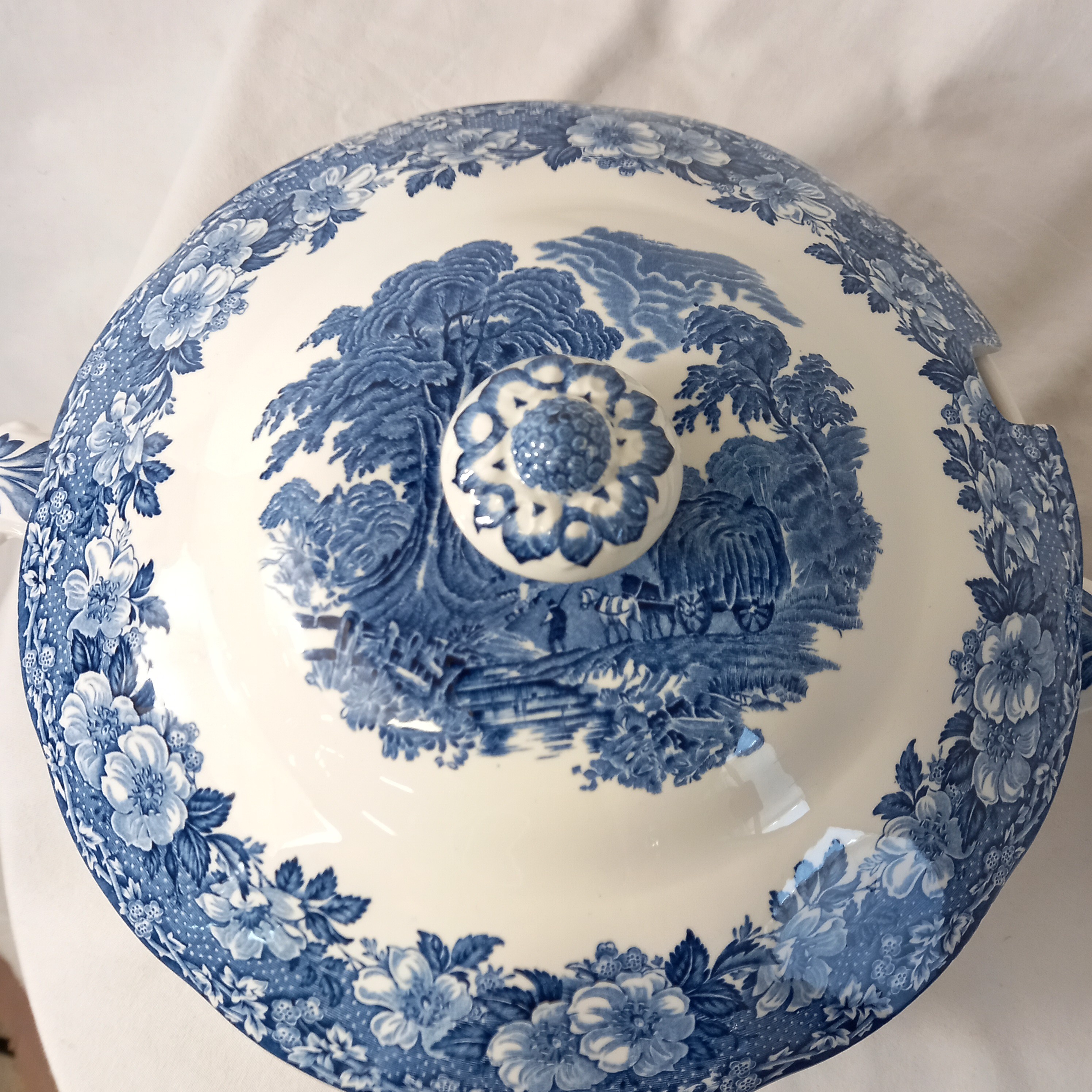 Voir photo 3 de Service VINTAGE en faience anglaise (une soupière, une saucière, un saladier et un plat), de la manufacture Enoch Wedgwood (Tunstall) Ltd, modèles "Woodland" Service VINTAGE en faience anglaise (une soupière, une saucière, un saladier et un plat), de la manufacture Enoch Wedgwood (Tunstall) Ltd, modèles "Woodland" Très bon état reconditionné photo 3