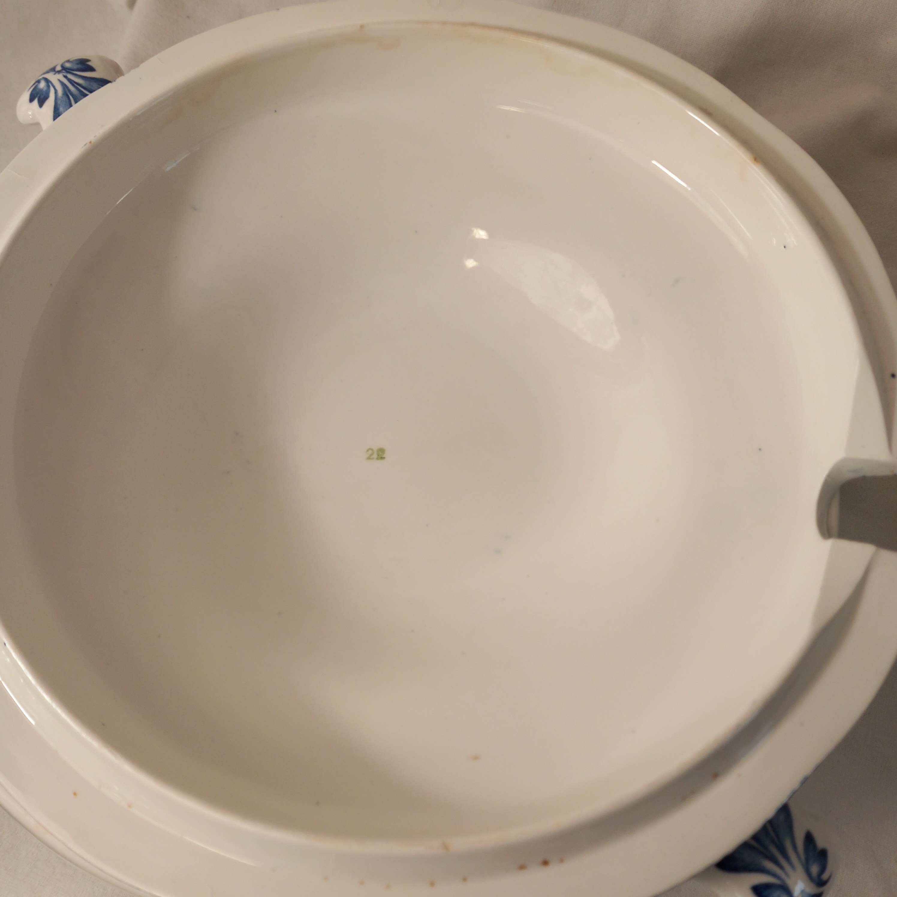Voir photo 5 de Service VINTAGE en faience anglaise (une soupière, une saucière, un saladier et un plat), de la manufacture Enoch Wedgwood (Tunstall) Ltd, modèles "Woodland" Service VINTAGE en faience anglaise (une soupière, une saucière, un saladier et un plat), de la manufacture Enoch Wedgwood (Tunstall) Ltd, modèles "Woodland" Très bon état reconditionné photo 5
