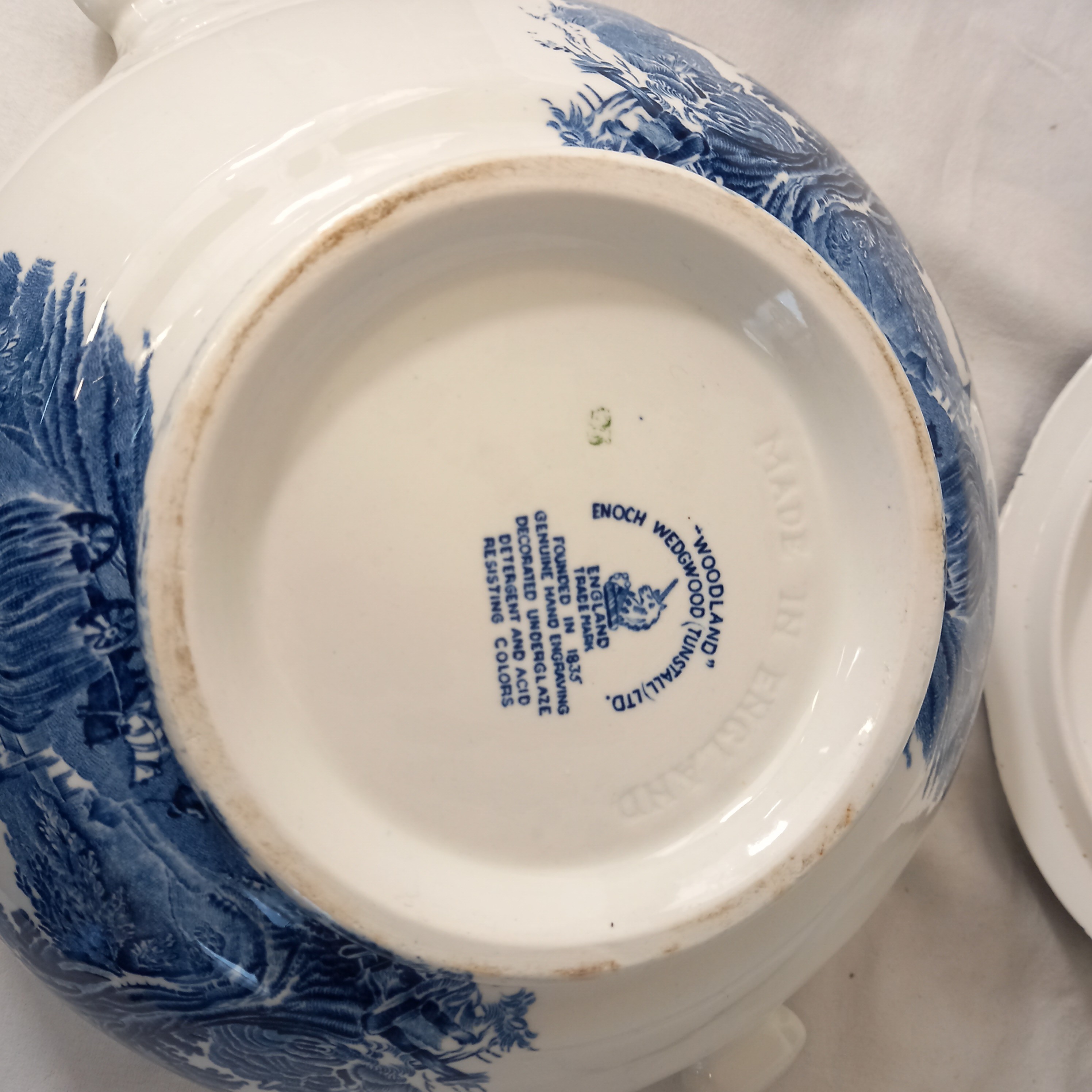 Voir photo 6 de Service VINTAGE en faience anglaise (une soupière, une saucière, un saladier et un plat), de la manufacture Enoch Wedgwood (Tunstall) Ltd, modèles "Woodland" Service VINTAGE en faience anglaise (une soupière, une saucière, un saladier et un plat), de la manufacture Enoch Wedgwood (Tunstall) Ltd, modèles "Woodland" Très bon état reconditionné photo 6