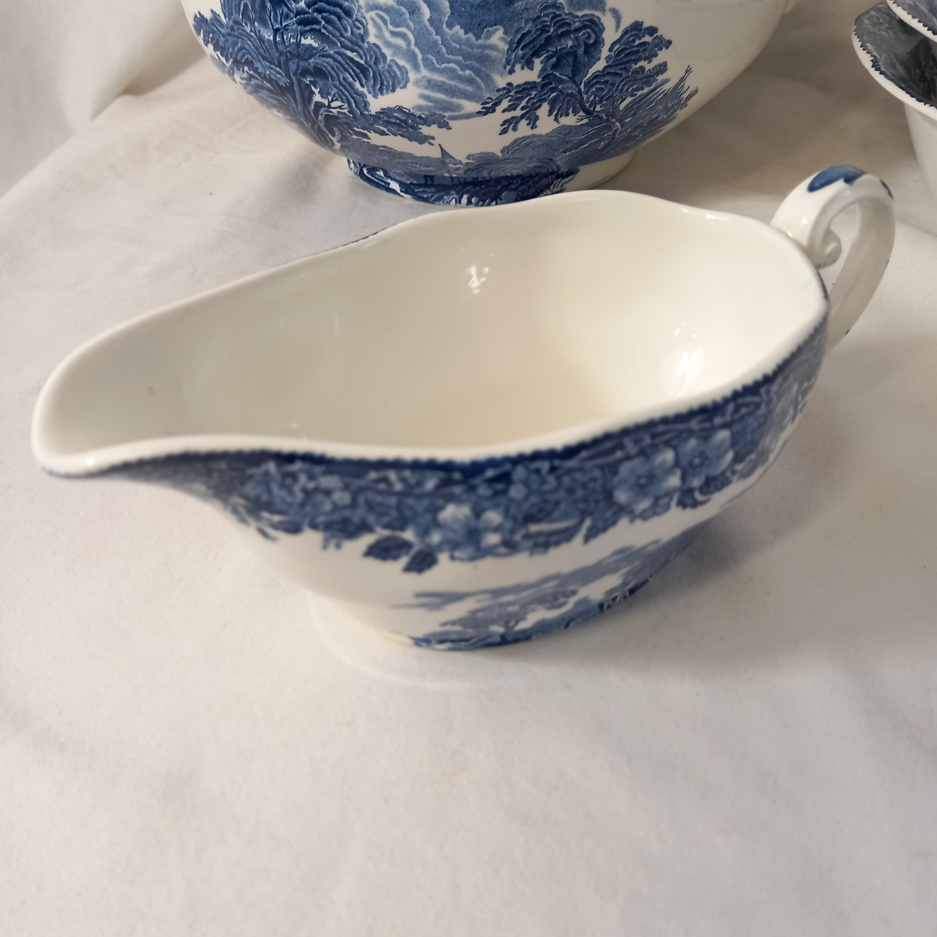 Voir photo 7 de Service VINTAGE en faience anglaise (une soupière, une saucière, un saladier et un plat), de la manufacture Enoch Wedgwood (Tunstall) Ltd, modèles "Woodland" Service VINTAGE en faience anglaise (une soupière, une saucière, un saladier et un plat), de la manufacture Enoch Wedgwood (Tunstall) Ltd, modèles "Woodland" Très bon état reconditionné photo 7
