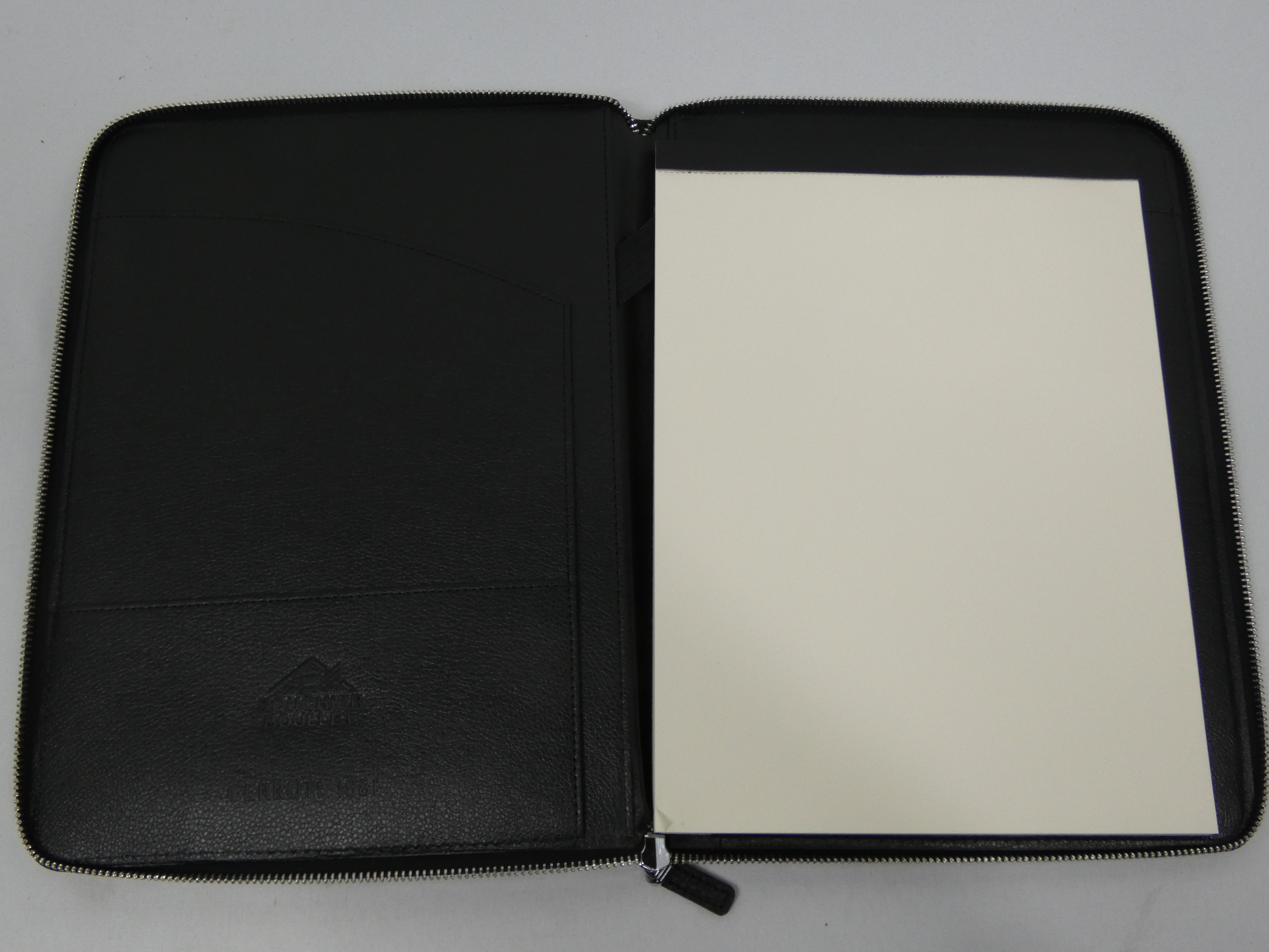 Voir photo 2 de Serviette porte document en cuir noir CERRUTI 1881 à l'effigie de la société Souchier Boullet Serviette porte document en cuir noir CERRUTI 1881 à l'effigie de la société Souchier Boullet Parfait état reconditionné photo 2