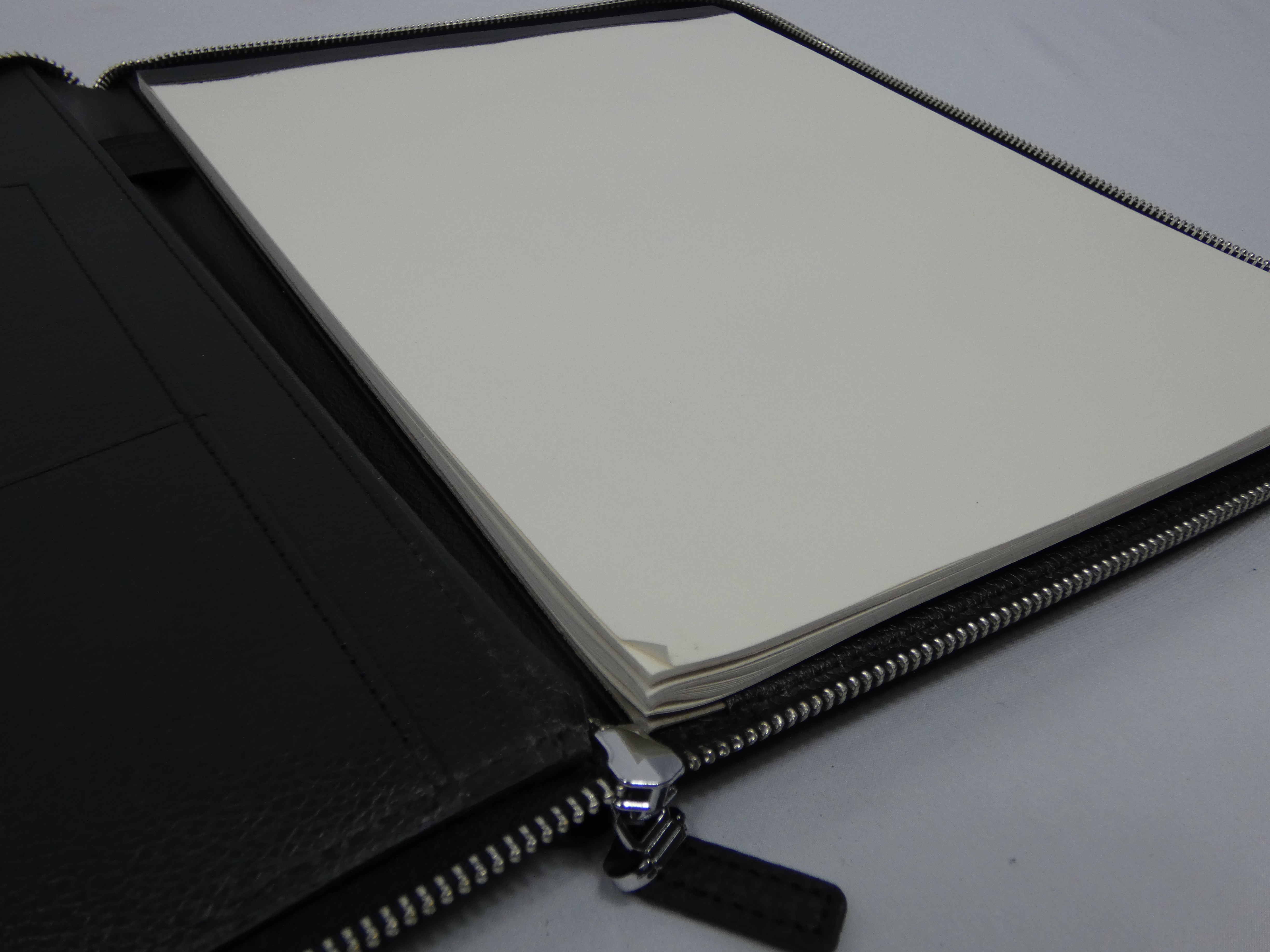 Voir photo 4 de Serviette porte document en cuir noir CERRUTI 1881 à l'effigie de la société Souchier Boullet Serviette porte document en cuir noir CERRUTI 1881 à l'effigie de la société Souchier Boullet Parfait état reconditionné photo 4