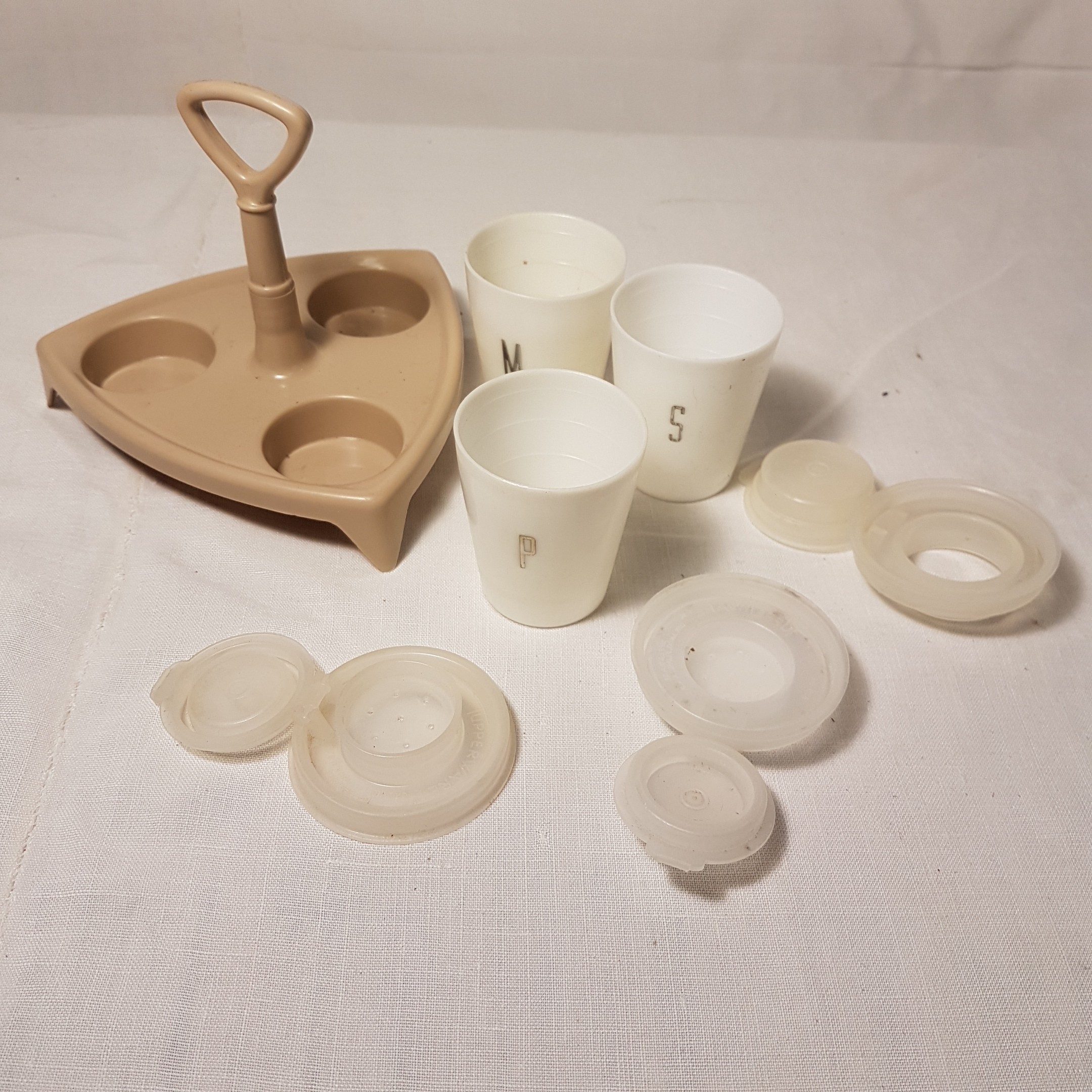 Voir photo 2 de Servieur vintage Tupperware Made in France à nettoyer Servieur vintage Tupperware Made in France à nettoyer Bon état reconditionné photo 2