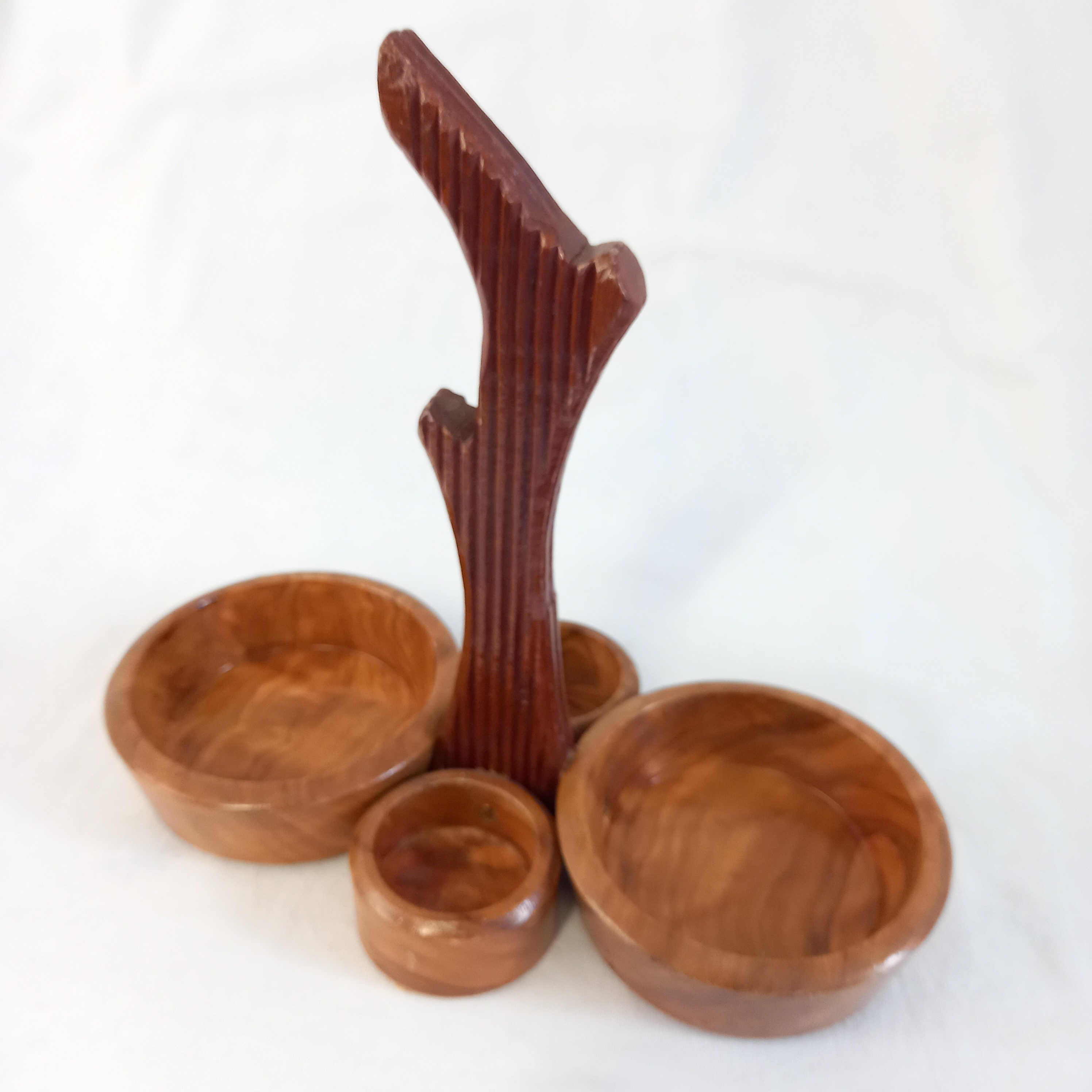 Voir photo 2 de Serviteur en bois, salière, poivrière, huilière et vinaigrière Serviteur en bois, salière, poivrière, huilière et vinaigrière Bon état reconditionné photo 2