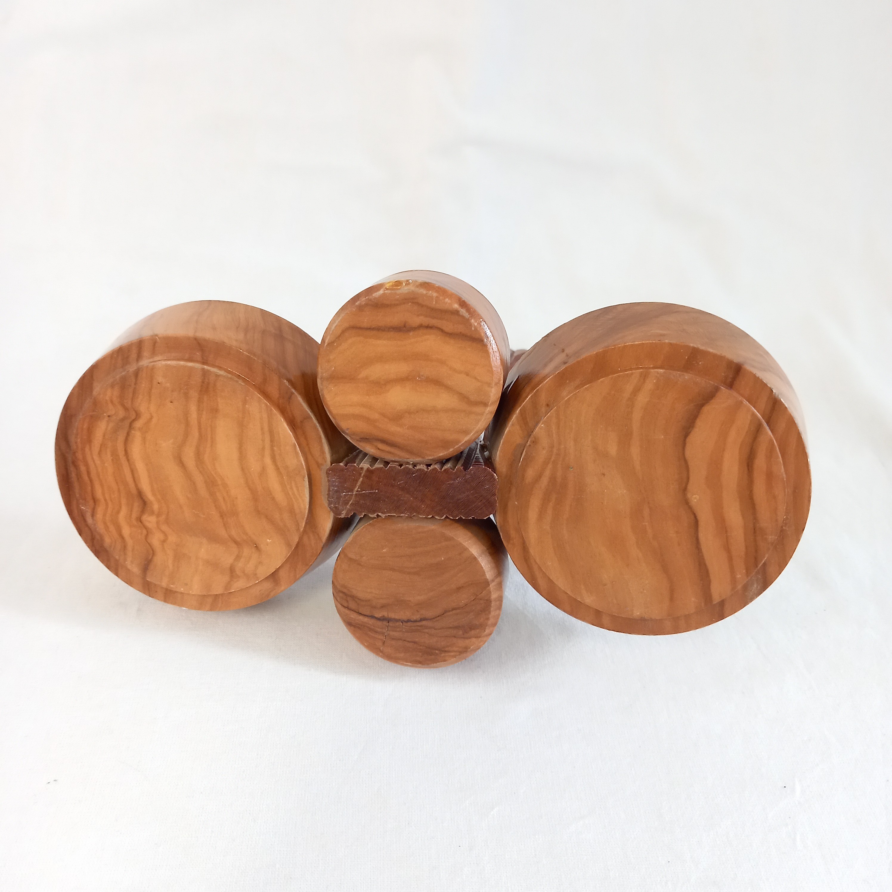 Voir photo 4 de Serviteur en bois, salière, poivrière, huilière et vinaigrière Serviteur en bois, salière, poivrière, huilière et vinaigrière Bon état reconditionné photo 4