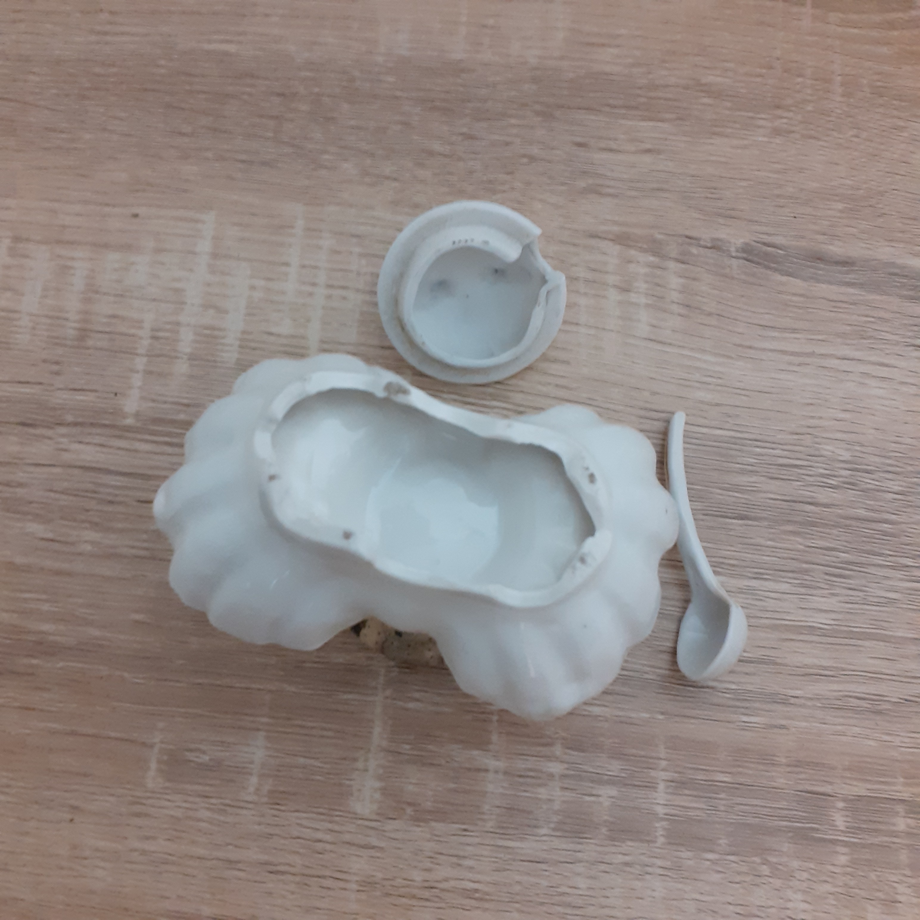 Voir photo 4 de Serviteur en porcelaine pour sel, poivre et moutarde ( image de st Cast) Serviteur en porcelaine pour sel, poivre et moutarde ( image de st Cast) Bon état reconditionné photo 4