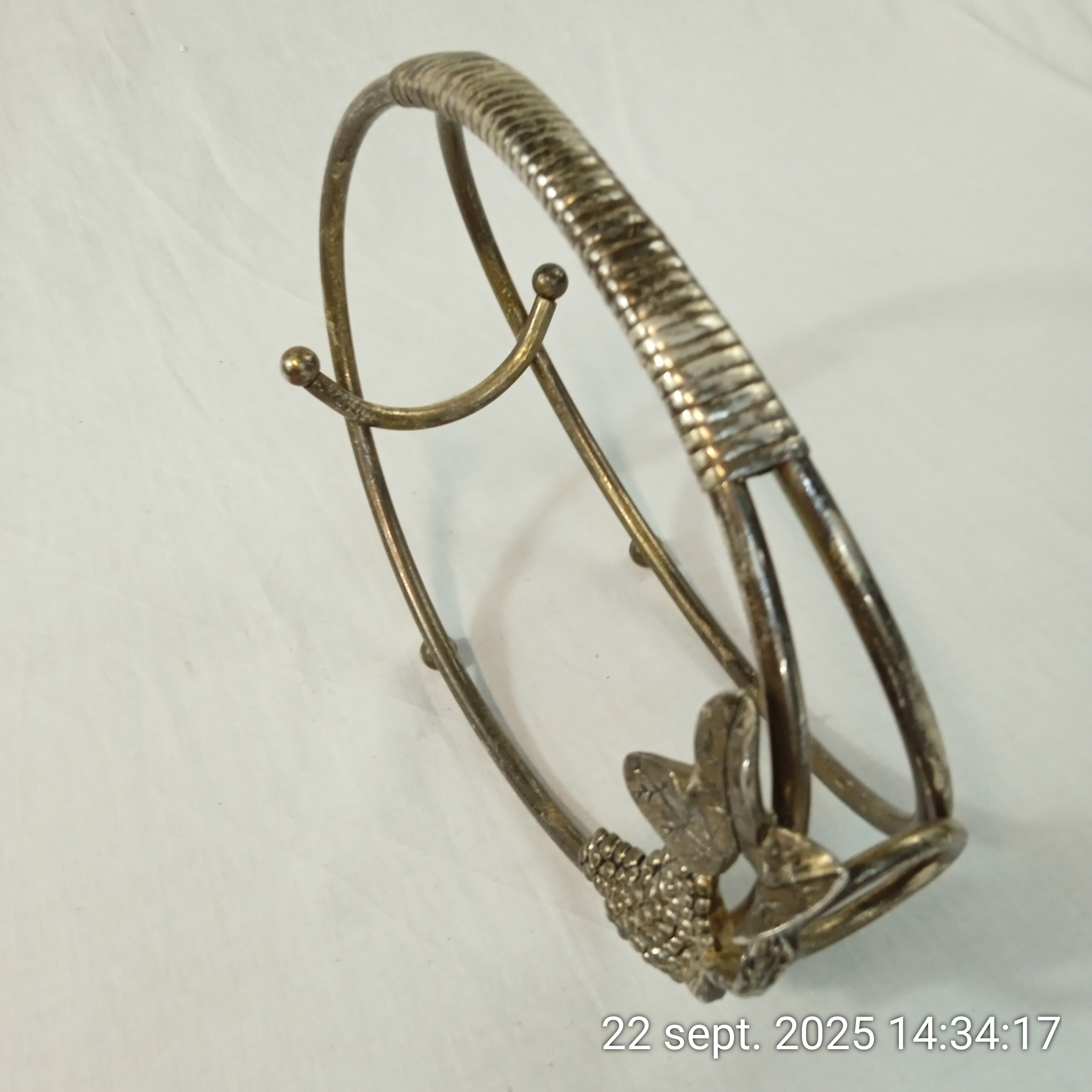 Voir photo 2 de Serviteur Porte bouteille en métal argenté Décor Grappe de Raisin Année 80 Serviteur Porte bouteille en métal argenté Décor Grappe de Raisin Année 80 Bon état reconditionné photo 2