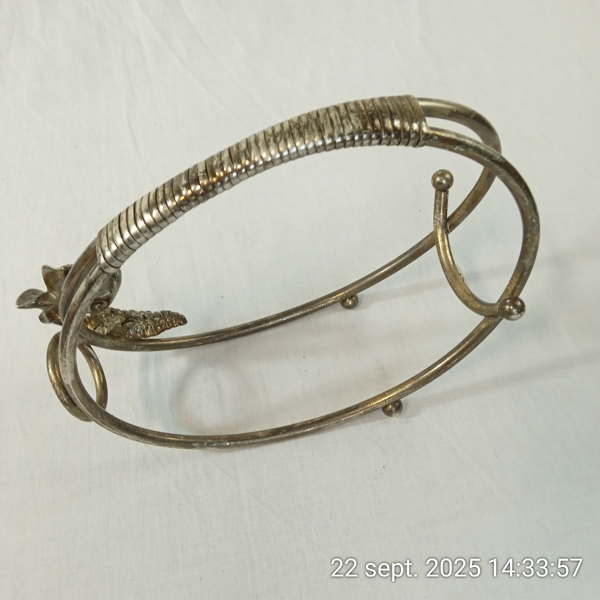 Voir photo 4 de Serviteur Porte bouteille en métal argenté Décor Grappe de Raisin Année 80 Serviteur Porte bouteille en métal argenté Décor Grappe de Raisin Année 80 Bon état reconditionné photo 4