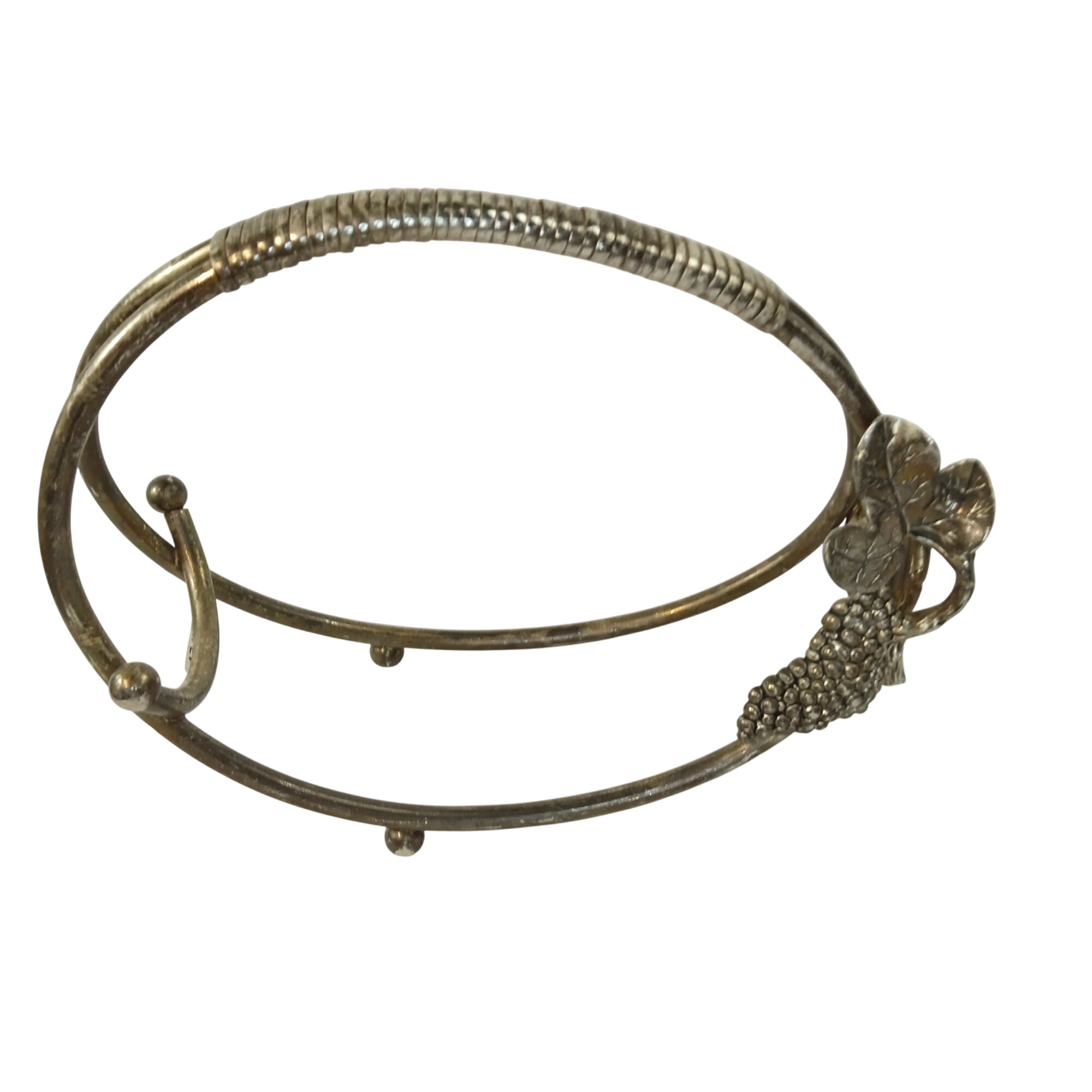 Serviteur Porte bouteille en métal argenté Décor Grappe de Raisin Année 80 Bon état - 24,00 € Serviteur Porte bouteille en métal argenté Décor Grappe de Raisin Année 80 Bon état reconditionné disponible sur Label Emmaüs