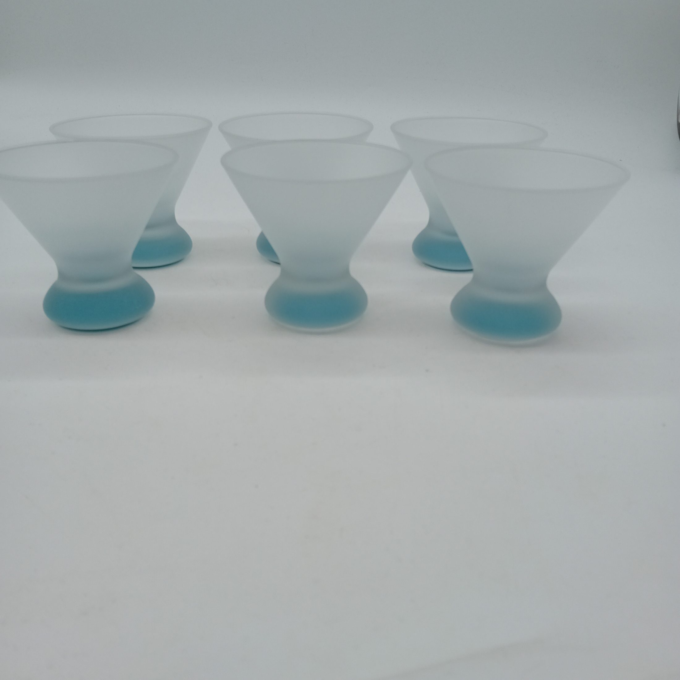 Voir photo 2 de Set 6 Verres À Pied ou Coupe à Glace Dépoli Bleu (O323) Set 6 Verres À Pied ou Coupe à Glace Dépoli Bleu (O323) Très bon état reconditionné photo 2