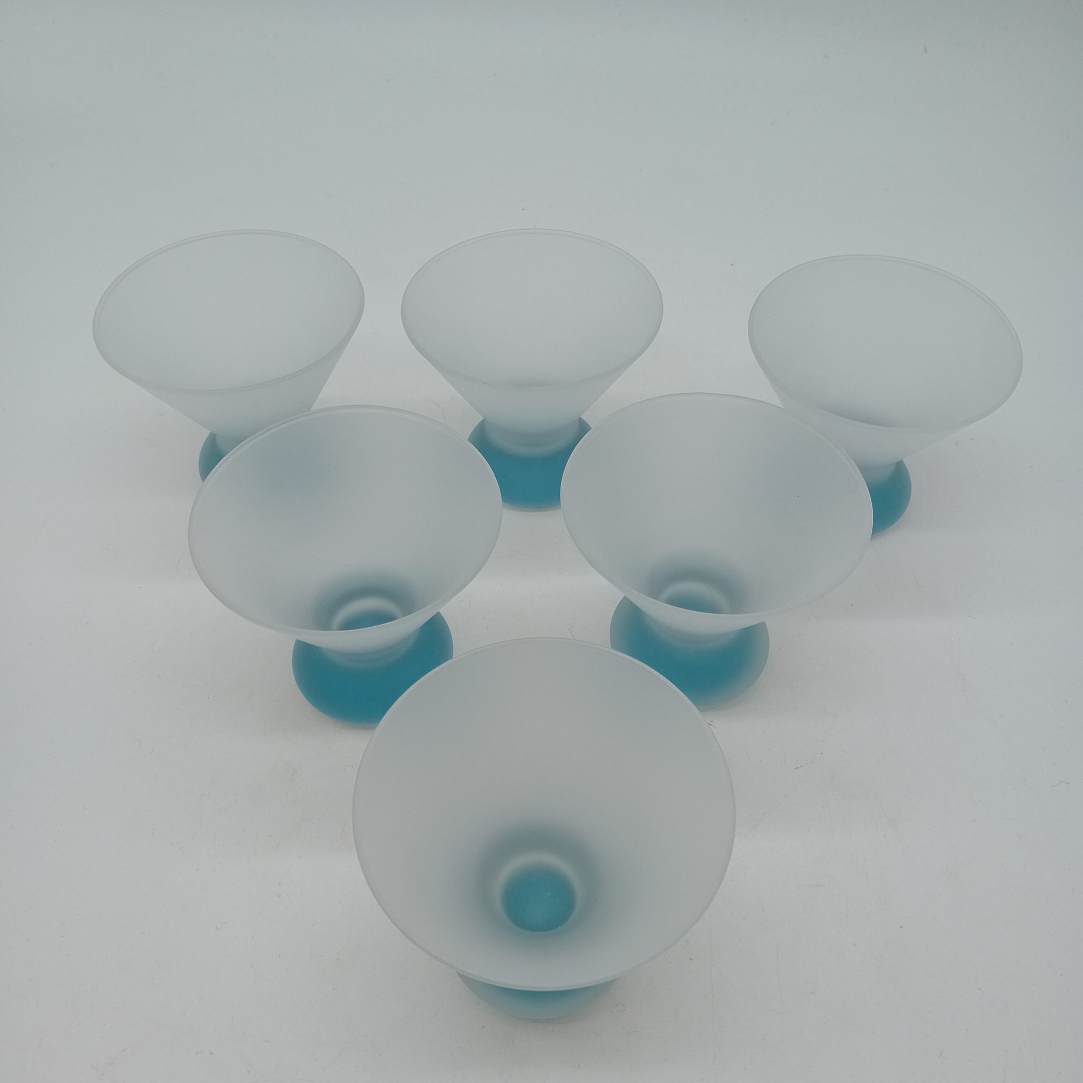 Voir photo 5 de Set 6 Verres À Pied ou Coupe à Glace Dépoli Bleu (O323) Set 6 Verres À Pied ou Coupe à Glace Dépoli Bleu (O323) Très bon état reconditionné photo 5