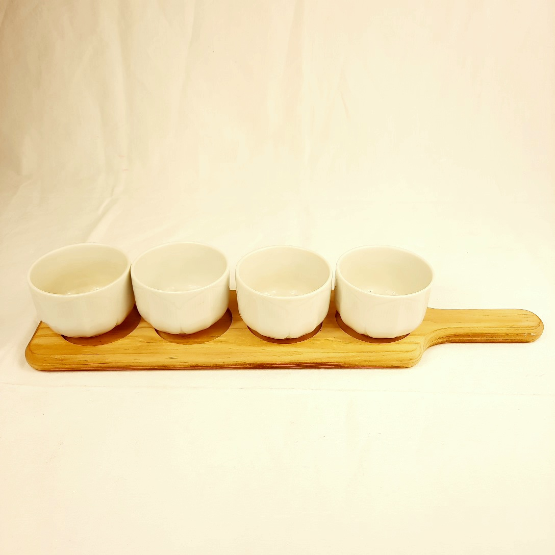 Acheter Set apéritif 4 bols porcelaine blanche sur planche bois clair très casual sympa Bon état - 11,00 € Set apéritif 4 bols porcelaine blanche sur planche bois clair très casual sympa Bon état reconditionné disponible sur Label Emmaüs