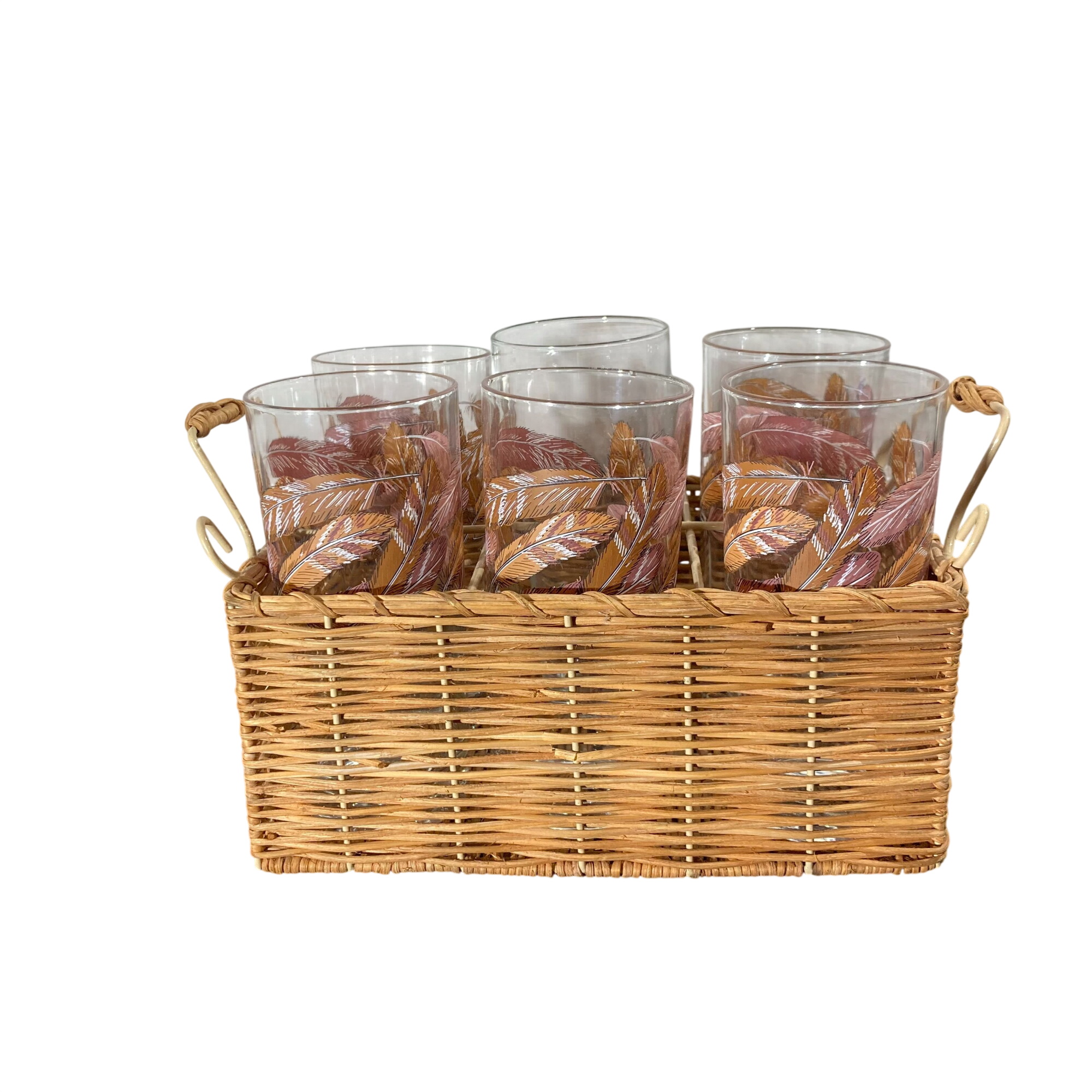 🍹 Set de 6 Verres Vintage & Panier en Osier - Motif Plumes Boho - 12,00 € 🍹 Set de 6 Verres Vintage & Panier en Osier - Motif Plumes Boho reconditionné disponible sur Label Emmaüs