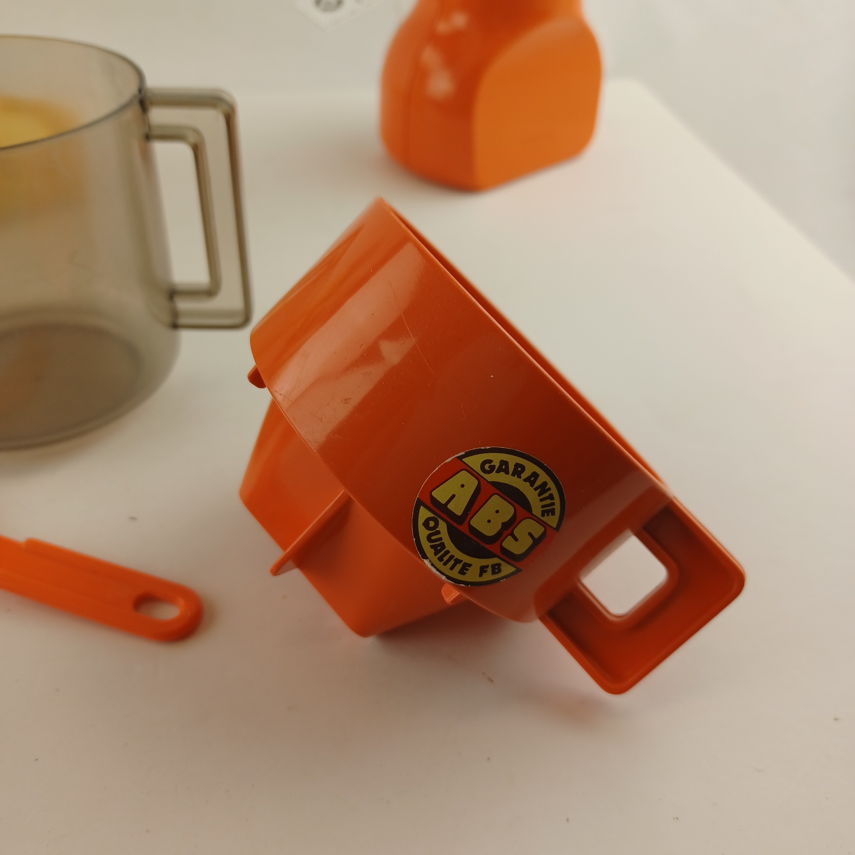 Voir photo 12 de Set de jouets anciens Berchet avec cafetière à compartiments comprenant la tasse et deux cuillères et son moulin à café de 1979 vintage Set de jouets anciens Berchet avec cafetière à compartiments comprenant la tasse et deux cuillères et son moulin à café de 1979 vintage reconditionné photo 12