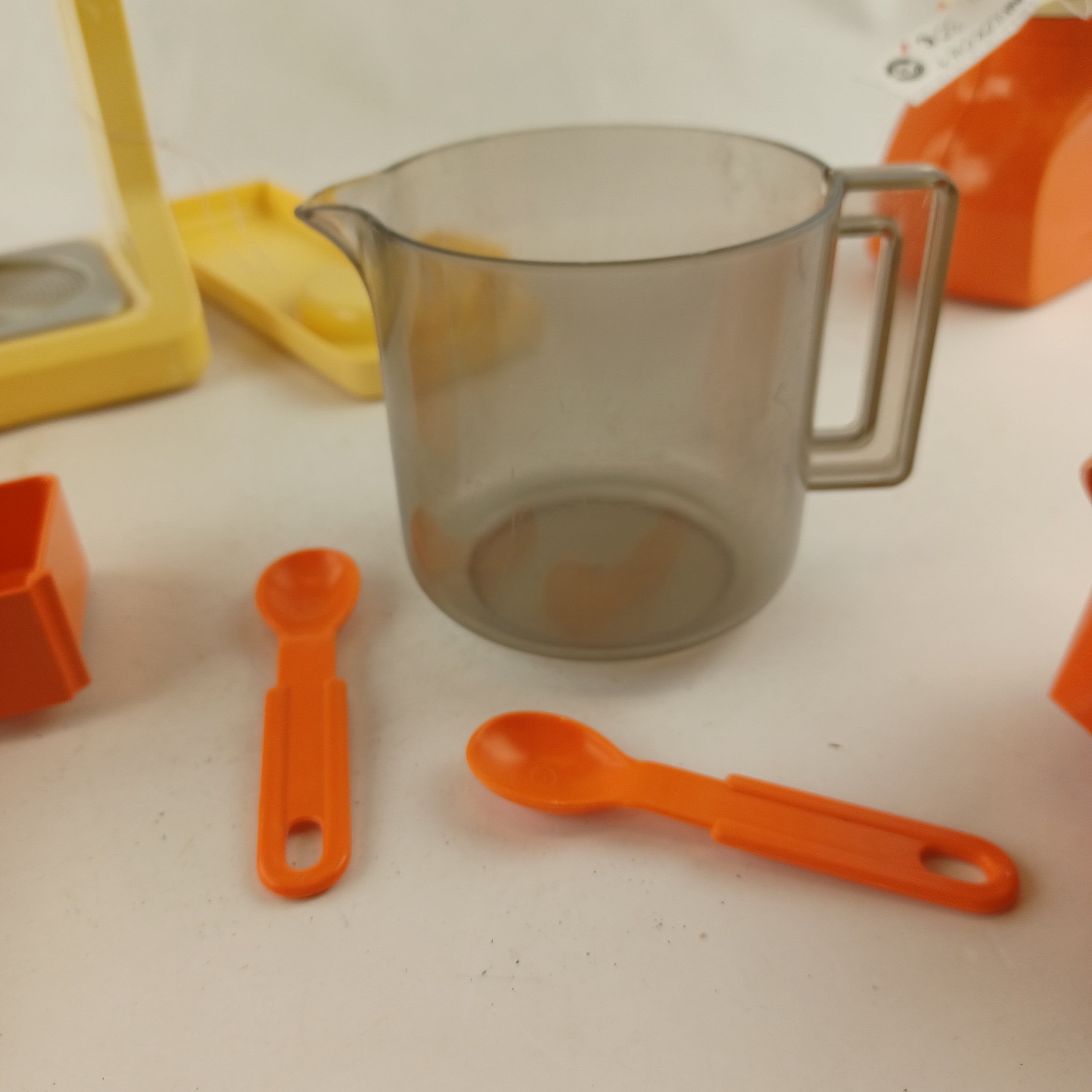 Voir photo 13 de Set de jouets anciens Berchet avec cafetière à compartiments comprenant la tasse et deux cuillères et son moulin à café de 1979 vintage Set de jouets anciens Berchet avec cafetière à compartiments comprenant la tasse et deux cuillères et son moulin à café de 1979 vintage reconditionné photo 13