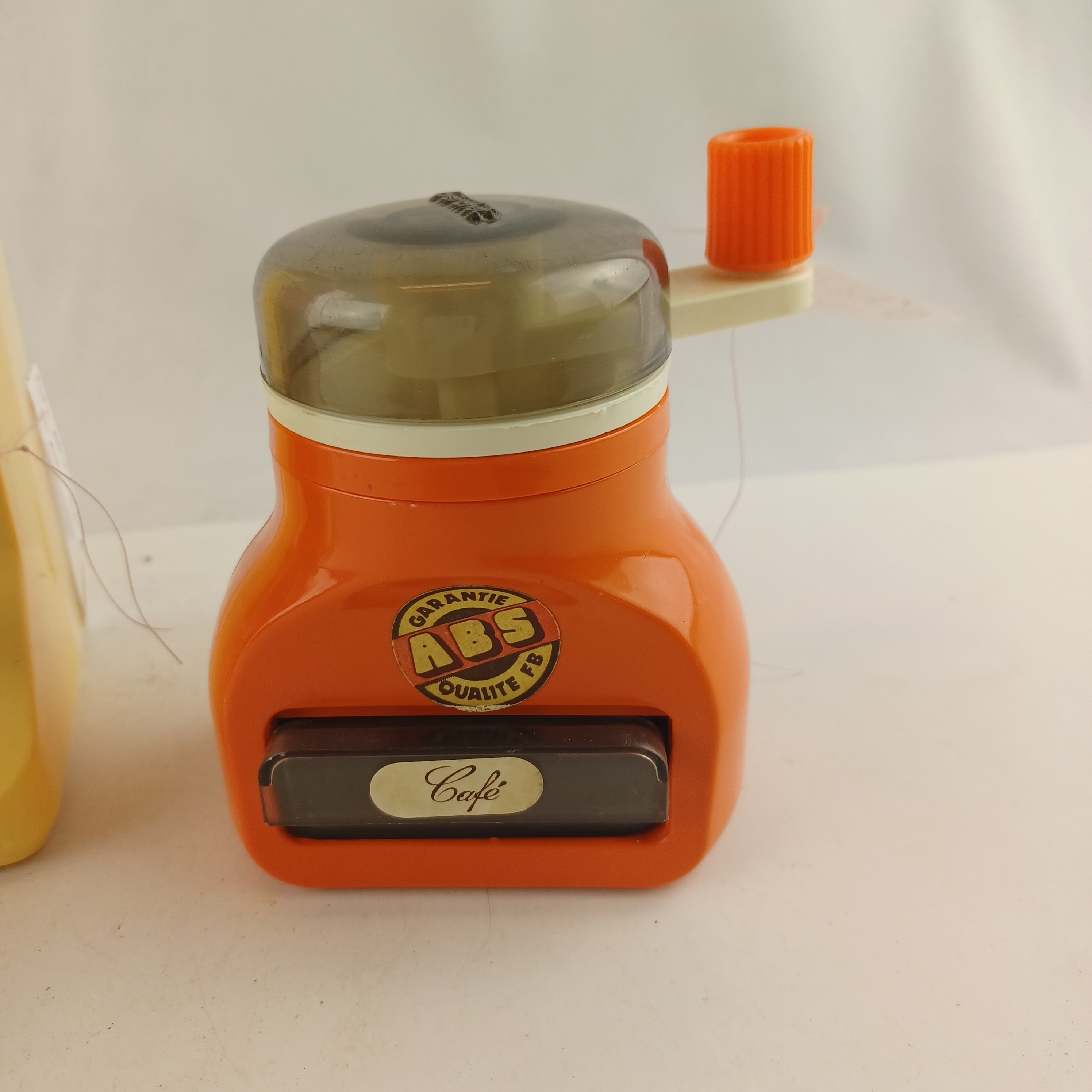 Voir photo 2 de Set de jouets anciens Berchet avec cafetière à compartiments comprenant la tasse et deux cuillères et son moulin à café de 1979 vintage Set de jouets anciens Berchet avec cafetière à compartiments comprenant la tasse et deux cuillères et son moulin à café de 1979 vintage reconditionné photo 2