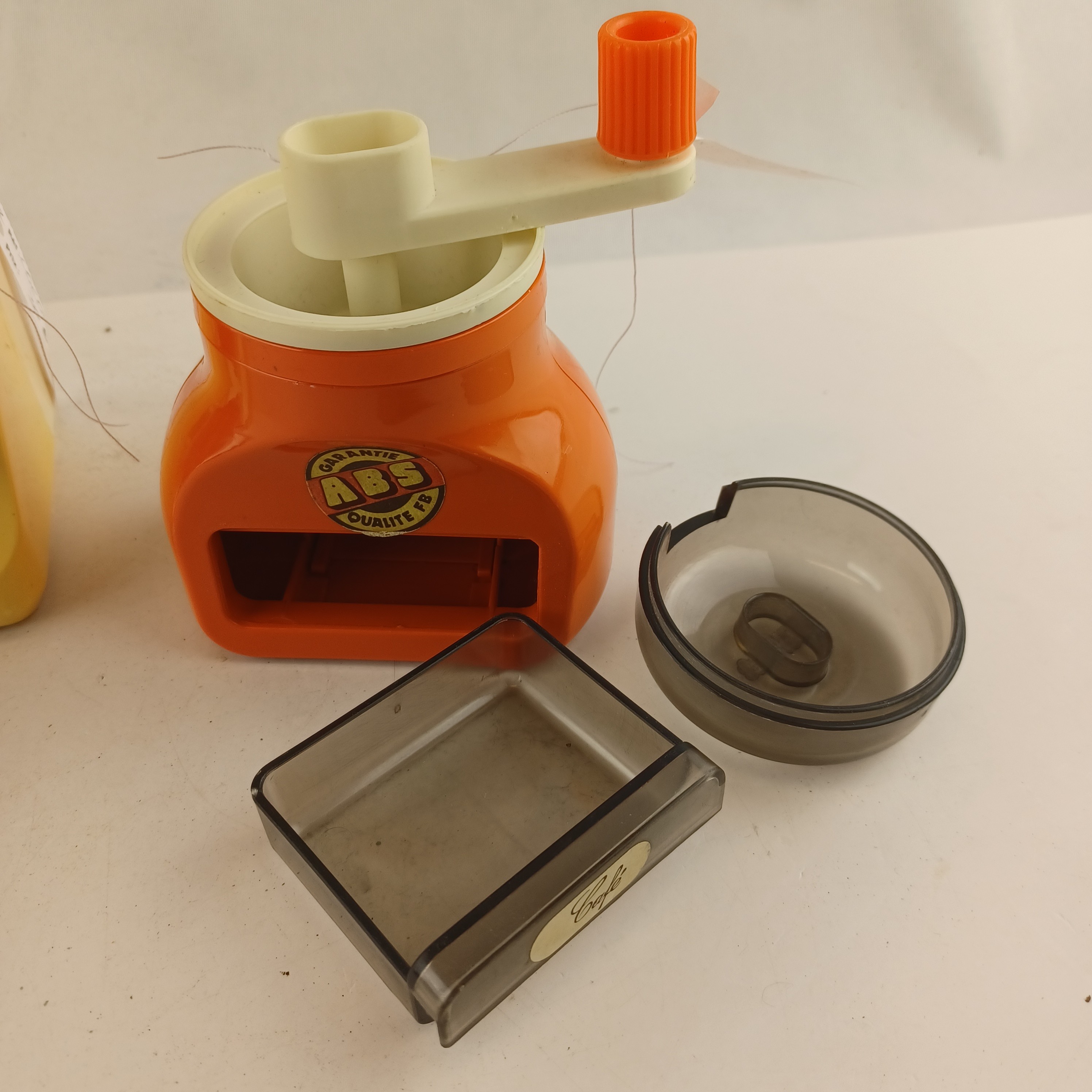 Voir photo 3 de Set de jouets anciens Berchet avec cafetière à compartiments comprenant la tasse et deux cuillères et son moulin à café de 1979 vintage Set de jouets anciens Berchet avec cafetière à compartiments comprenant la tasse et deux cuillères et son moulin à café de 1979 vintage reconditionné photo 3