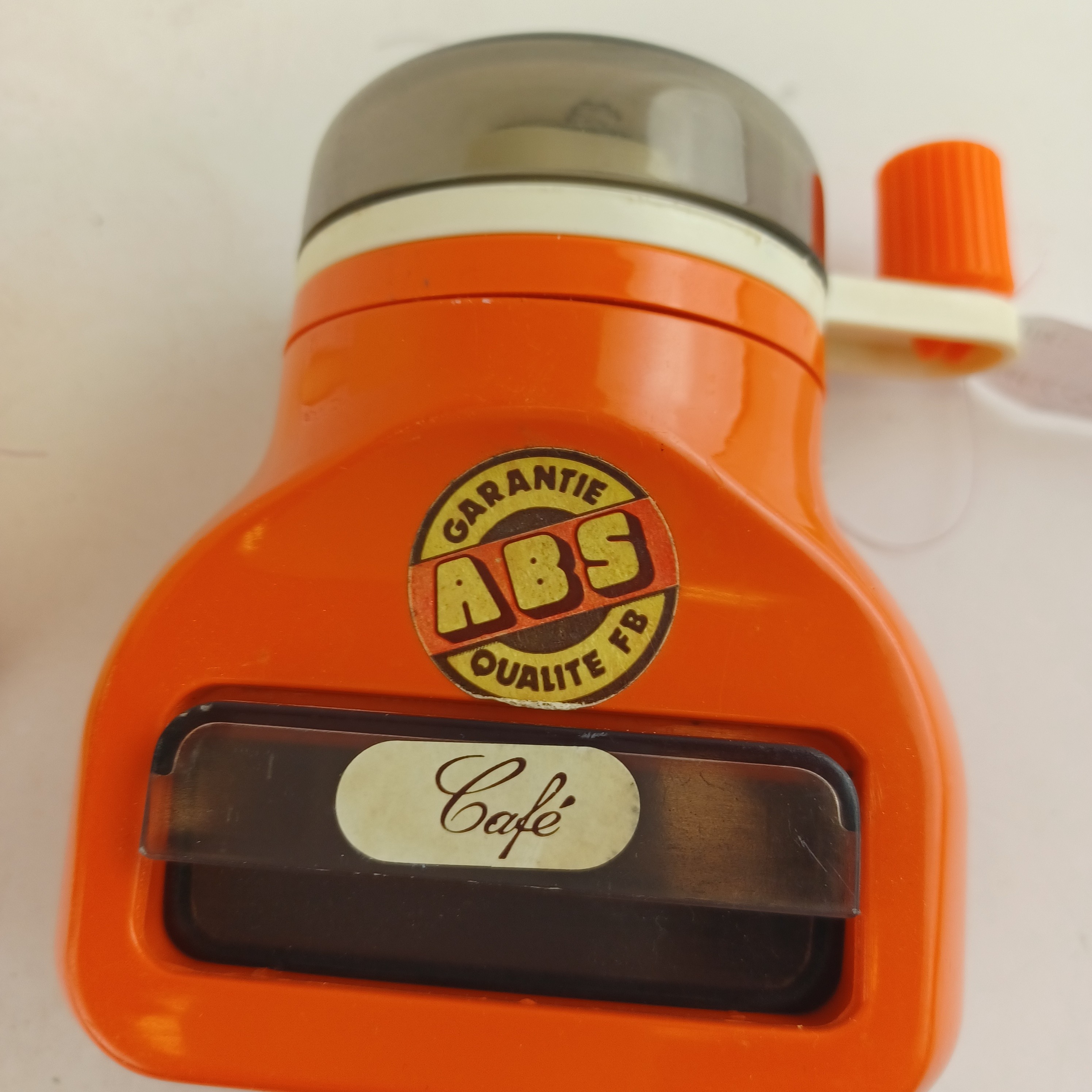 Voir photo 5 de Set de jouets anciens Berchet avec cafetière à compartiments comprenant la tasse et deux cuillères et son moulin à café de 1979 vintage Set de jouets anciens Berchet avec cafetière à compartiments comprenant la tasse et deux cuillères et son moulin à café de 1979 vintage reconditionné photo 5