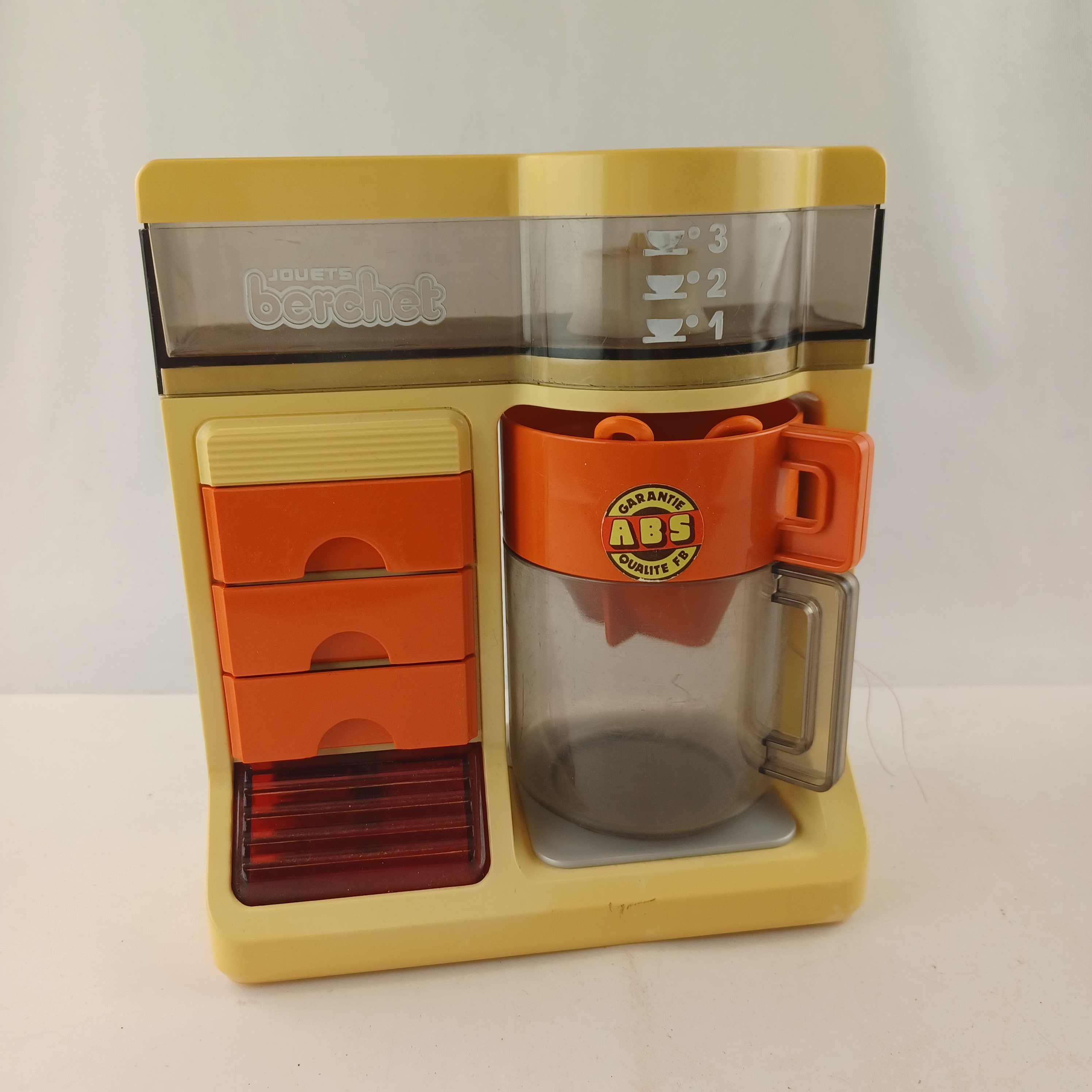 Voir photo 7 de Set de jouets anciens Berchet avec cafetière à compartiments comprenant la tasse et deux cuillères et son moulin à café de 1979 vintage Set de jouets anciens Berchet avec cafetière à compartiments comprenant la tasse et deux cuillères et son moulin à café de 1979 vintage reconditionné photo 7