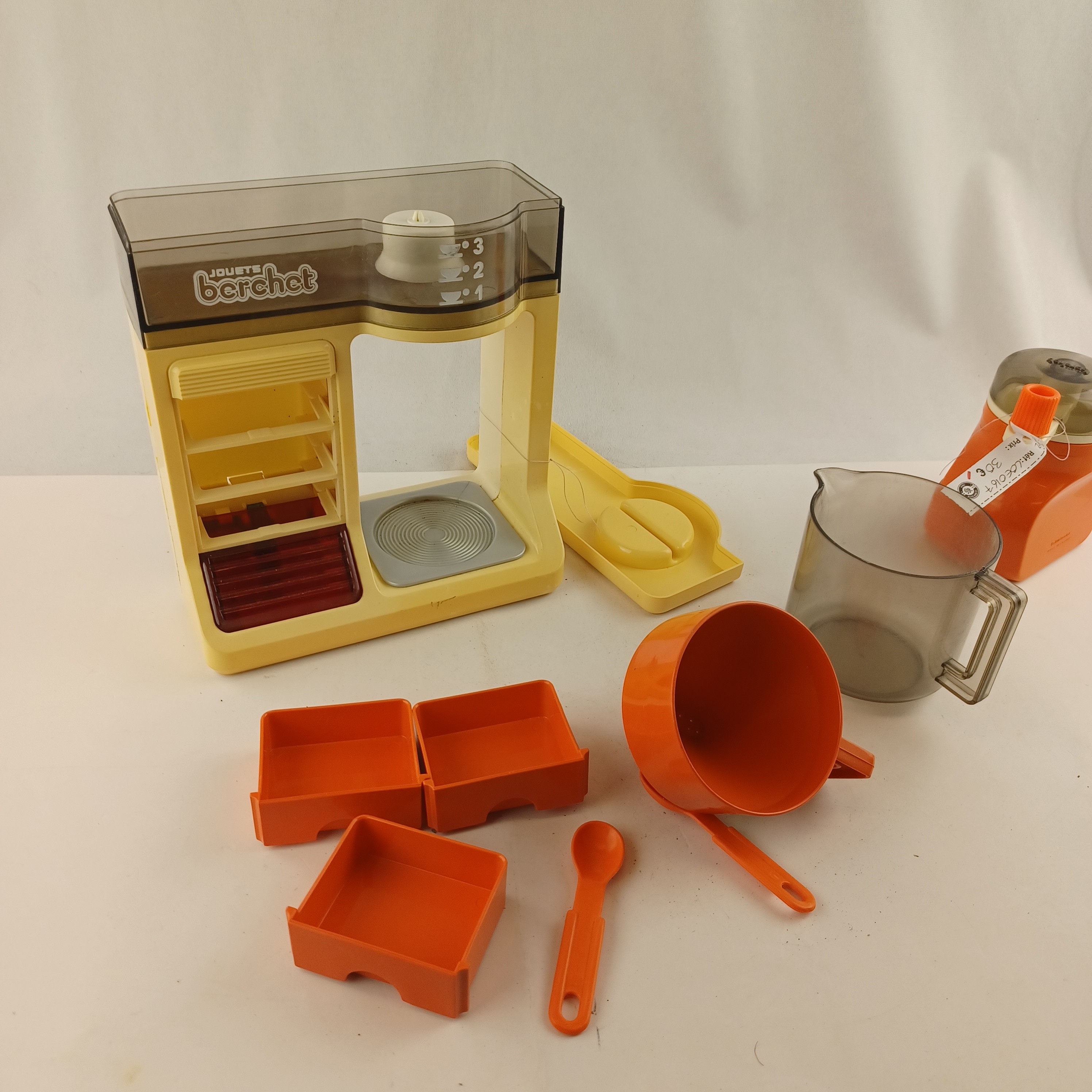 Voir photo 8 de Set de jouets anciens Berchet avec cafetière à compartiments comprenant la tasse et deux cuillères et son moulin à café de 1979 vintage Set de jouets anciens Berchet avec cafetière à compartiments comprenant la tasse et deux cuillères et son moulin à café de 1979 vintage reconditionné photo 8