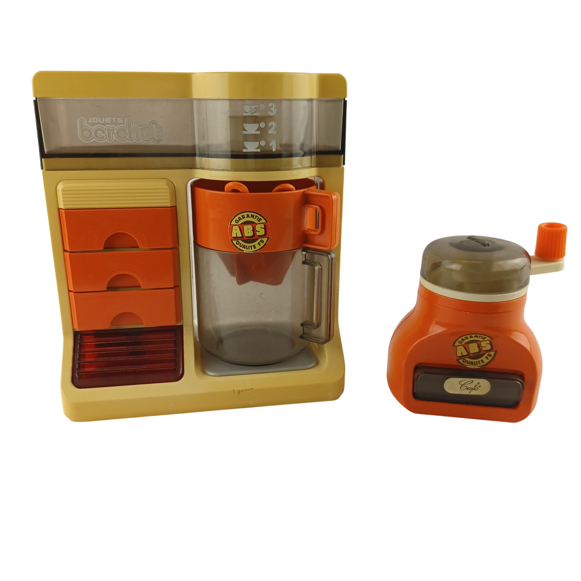 Set de jouets anciens Berchet avec cafetière à compartiments comprenant la tasse et deux cuillères et son moulin à café de 1979 vintage Très bon état - 30,00 € Set de jouets anciens Berchet avec cafetière à compartiments comprenant la tasse et deux cuillères et son moulin à café de 1979 vintage Très bon état reconditionné disponible sur Label Emmaüs