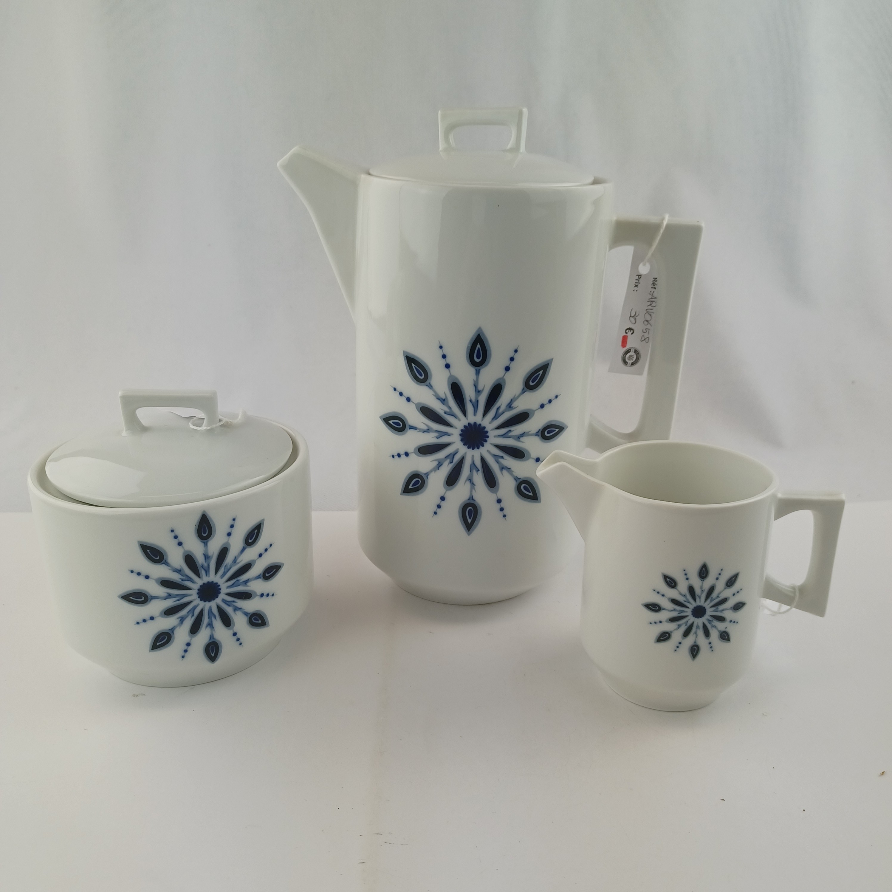 Voir photo 2 de Set de thé avec la théière le pot à sucre et le pot à lait Masse Surget A.A porcelainiers de France Mehun au décor inaltérable, en porcelaine blanche à motif fleuri et géométrique bleu Set de thé avec la théière le pot à sucre et le pot à lait Masse Surget A.A porcelainiers de France Mehun au décor inaltérable, en porcelaine blanche à motif fleuri et géométrique bleu Très bon état reconditionné photo 2